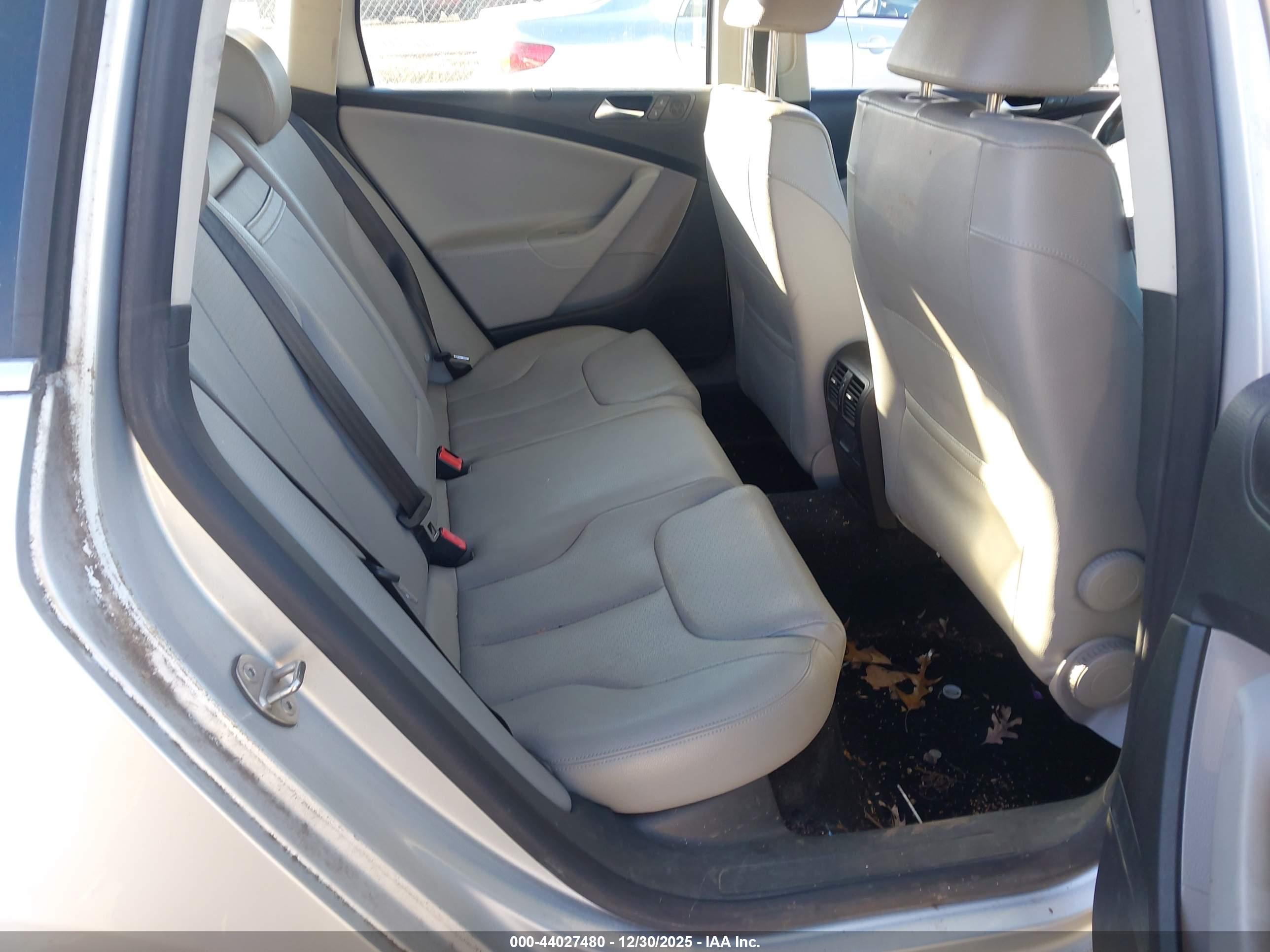 VOLKSWAGEN PASSAT image 8