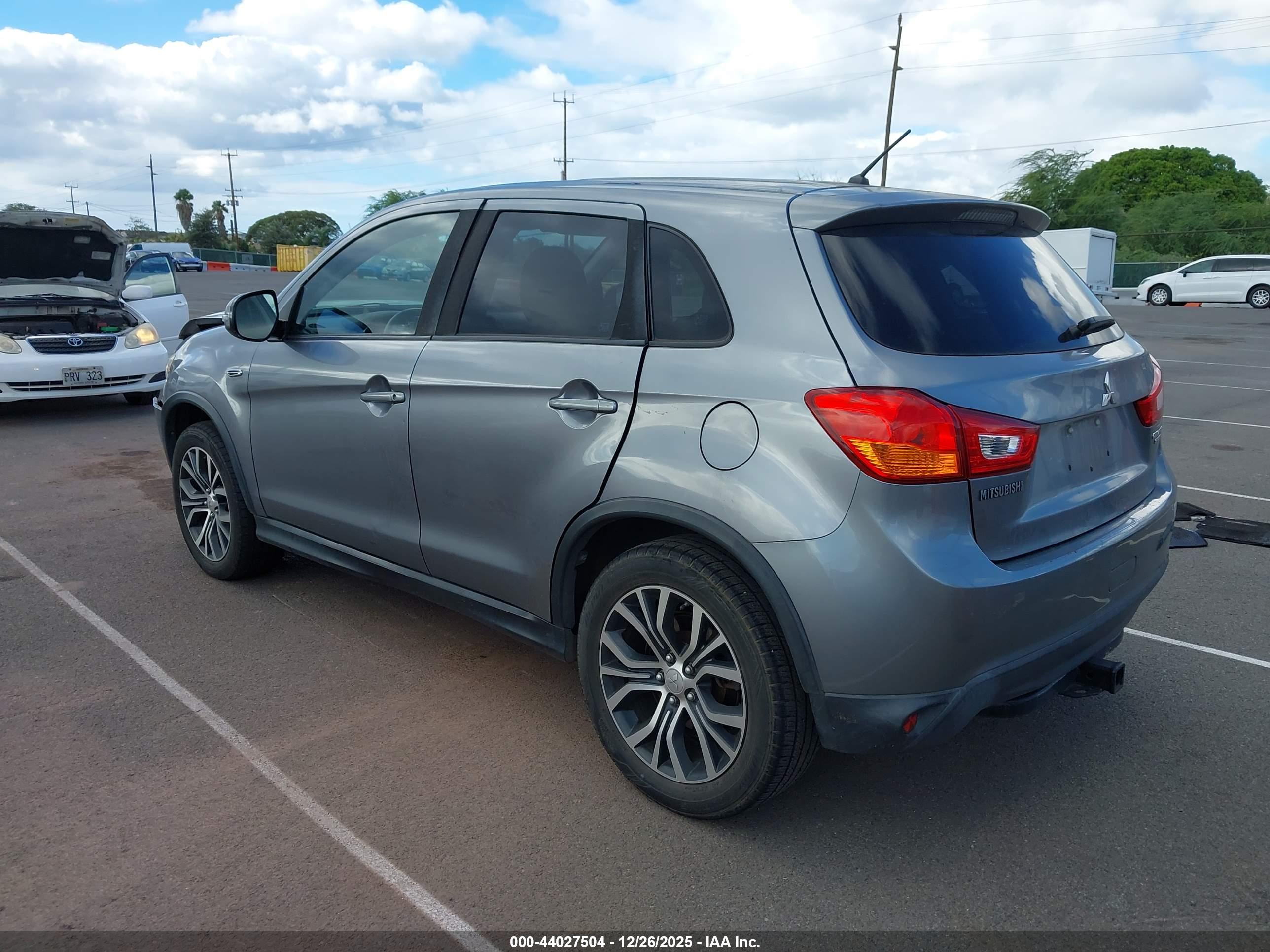 MITSUBISHI OUTLANDER image 3