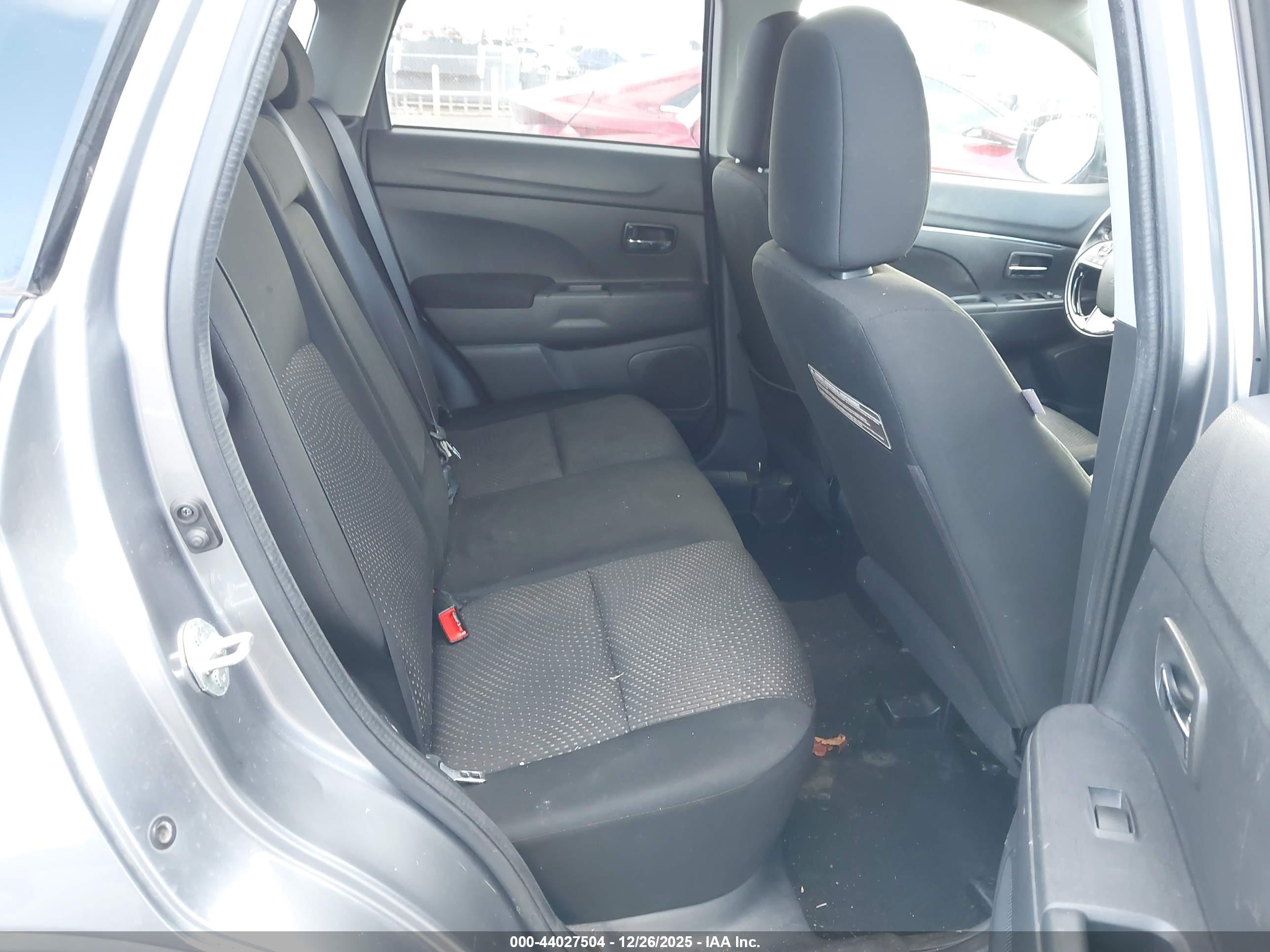 MITSUBISHI OUTLANDER image 8