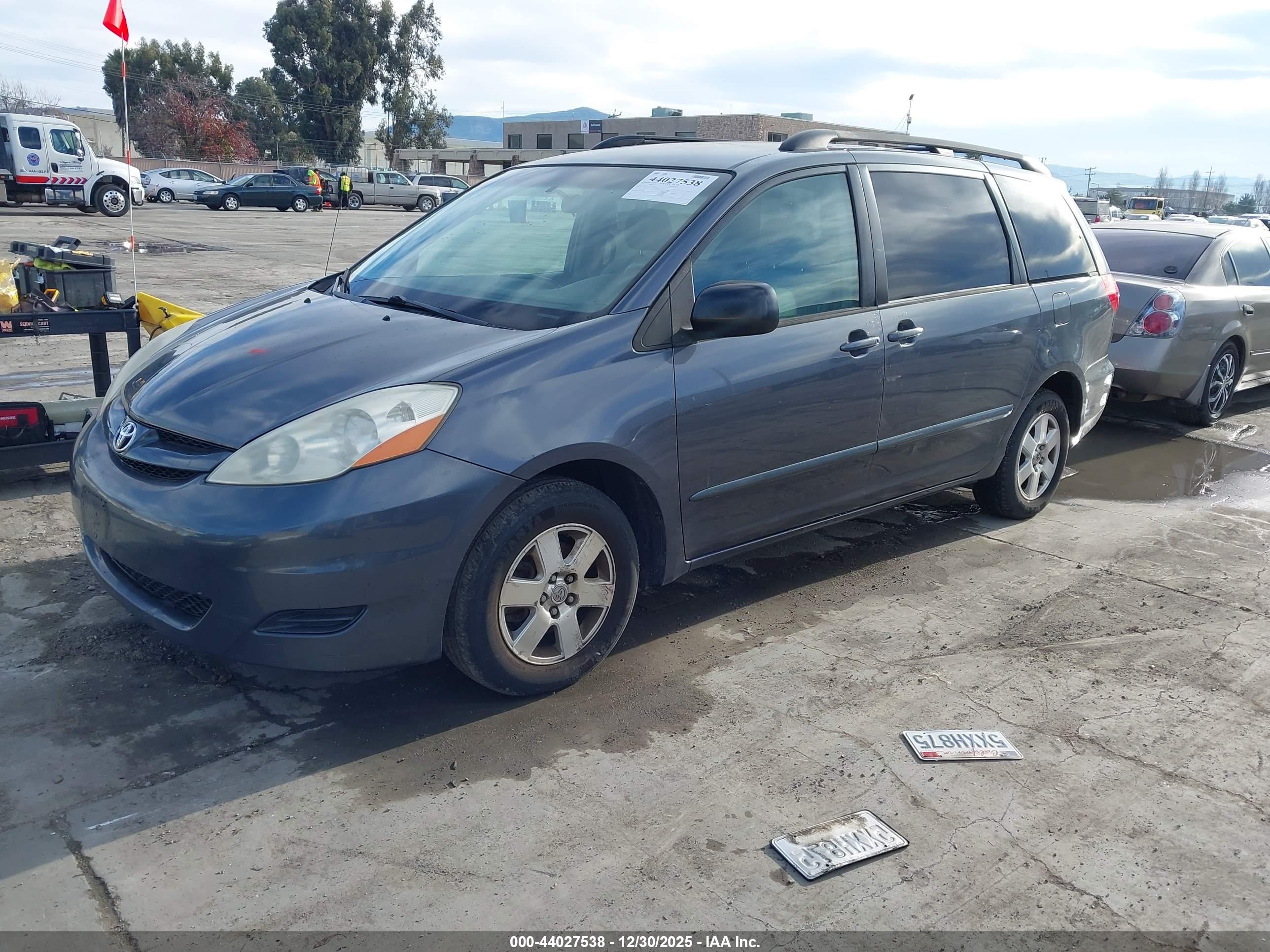 TOYOTA SIENNA image 2