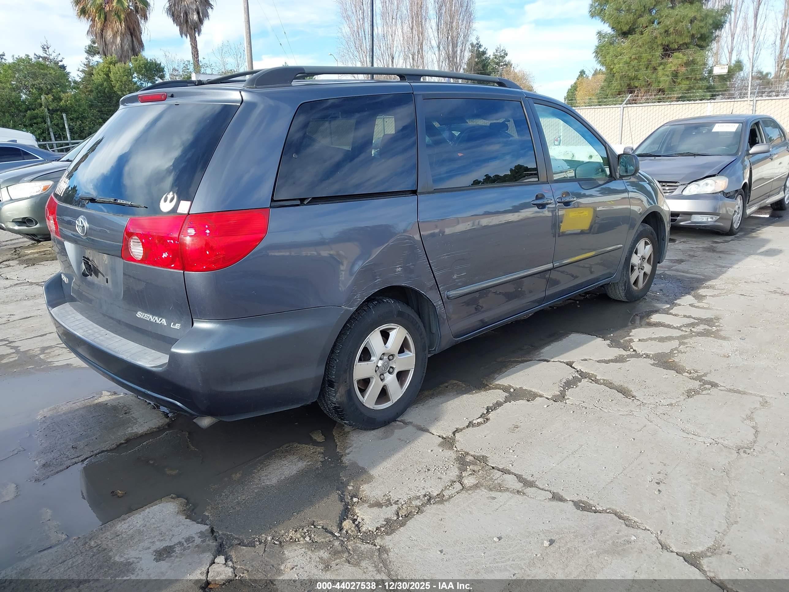 TOYOTA SIENNA image 4