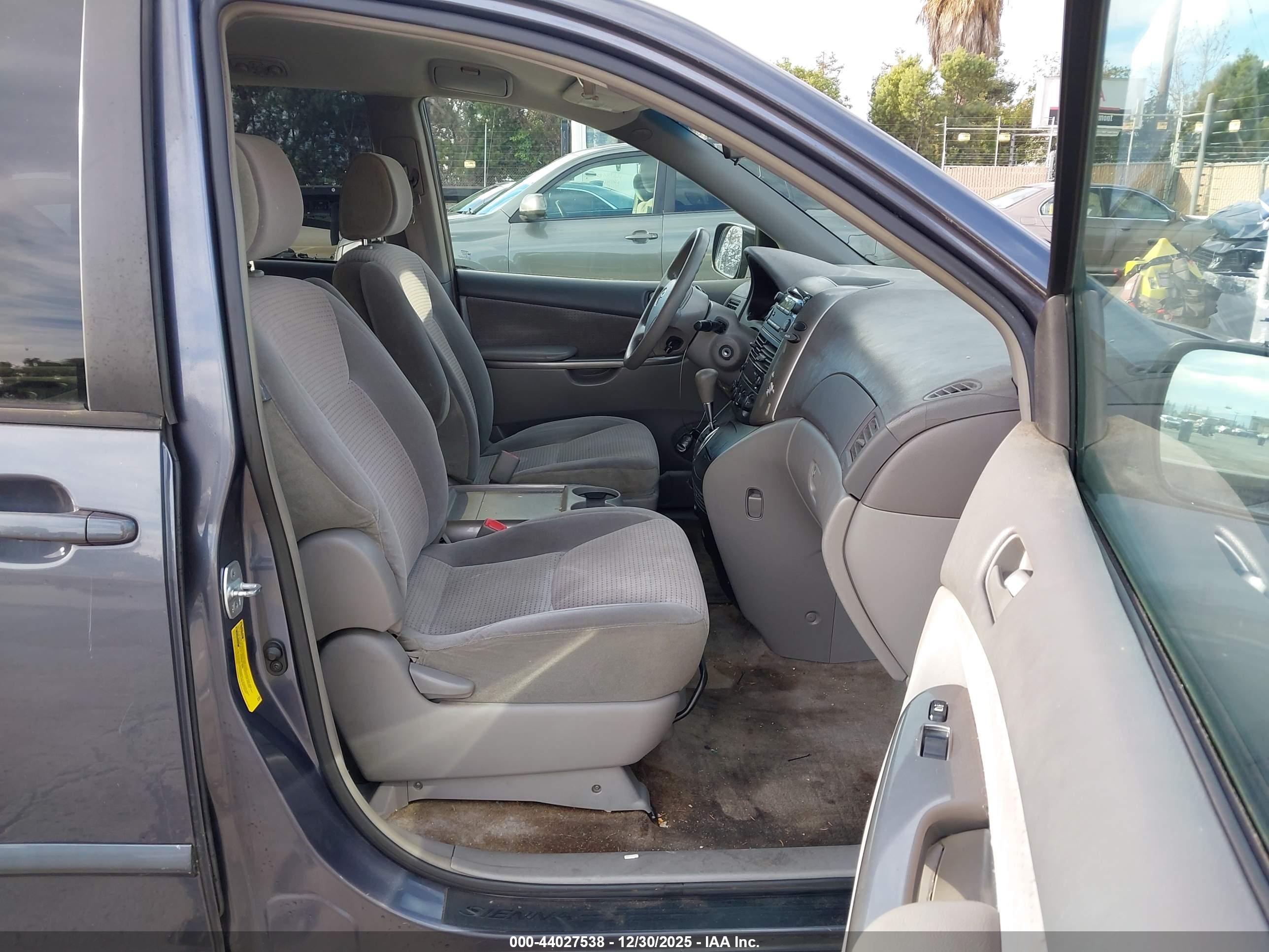TOYOTA SIENNA image 5