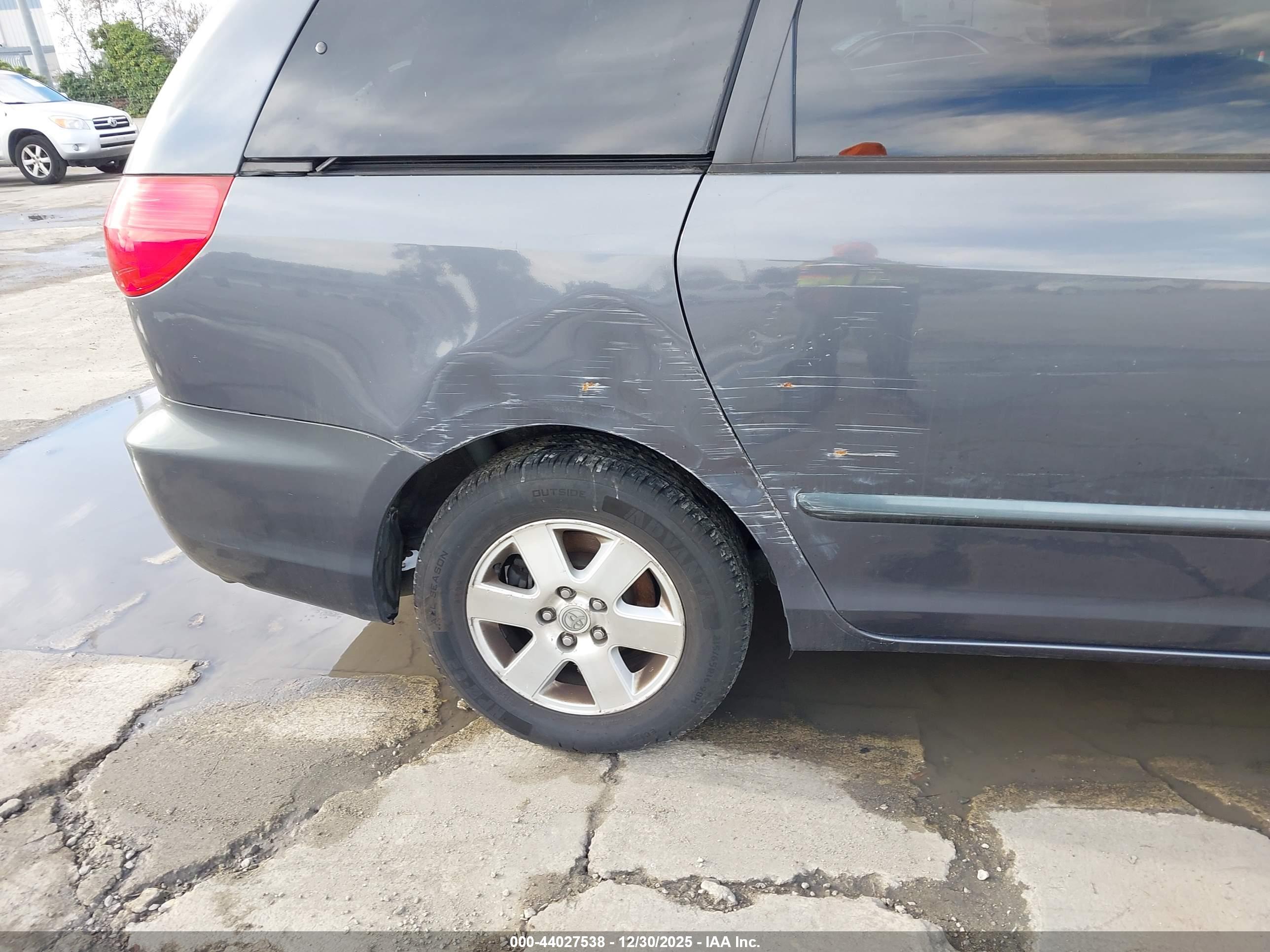 TOYOTA SIENNA image 6