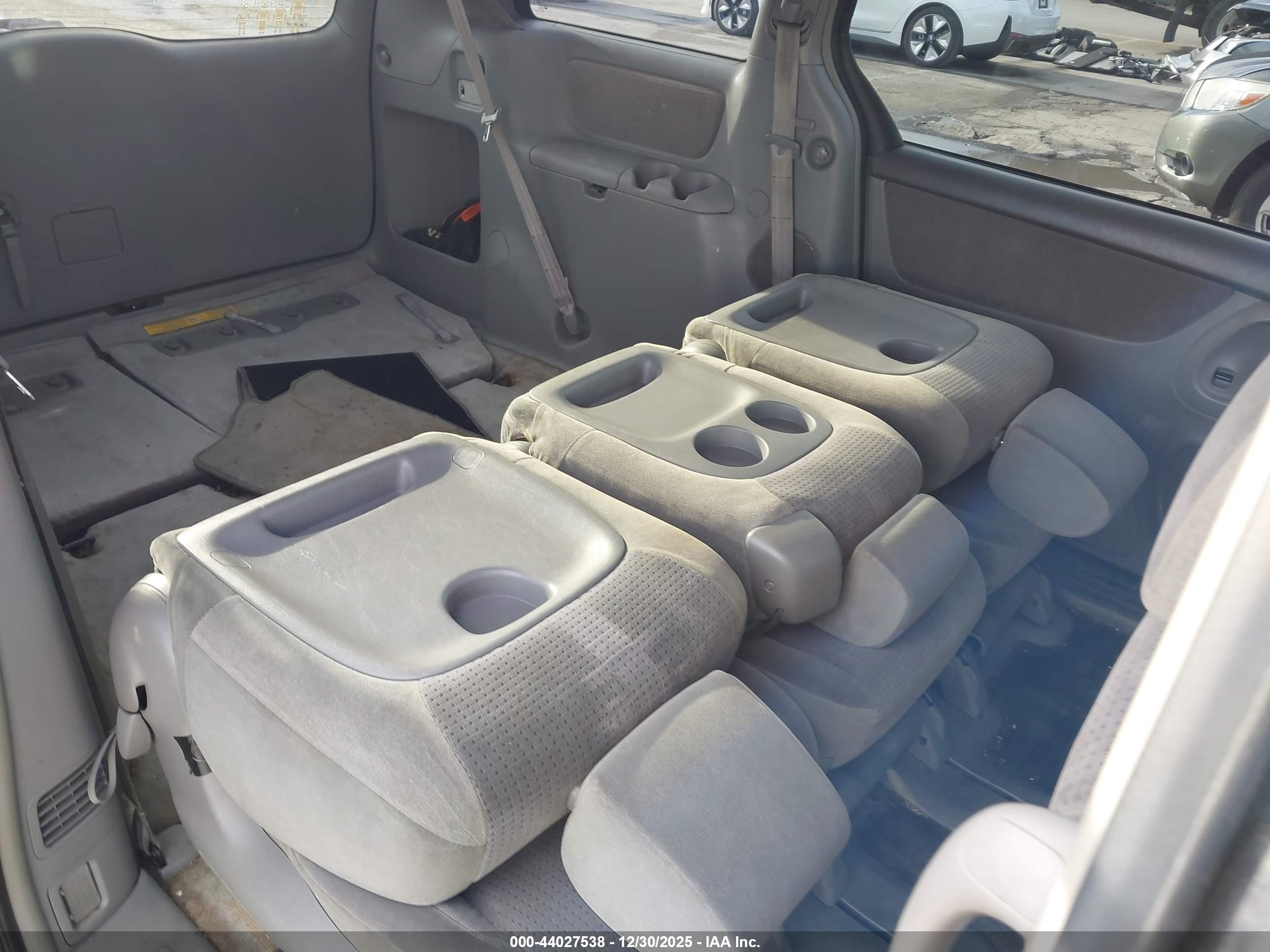 TOYOTA SIENNA image 8