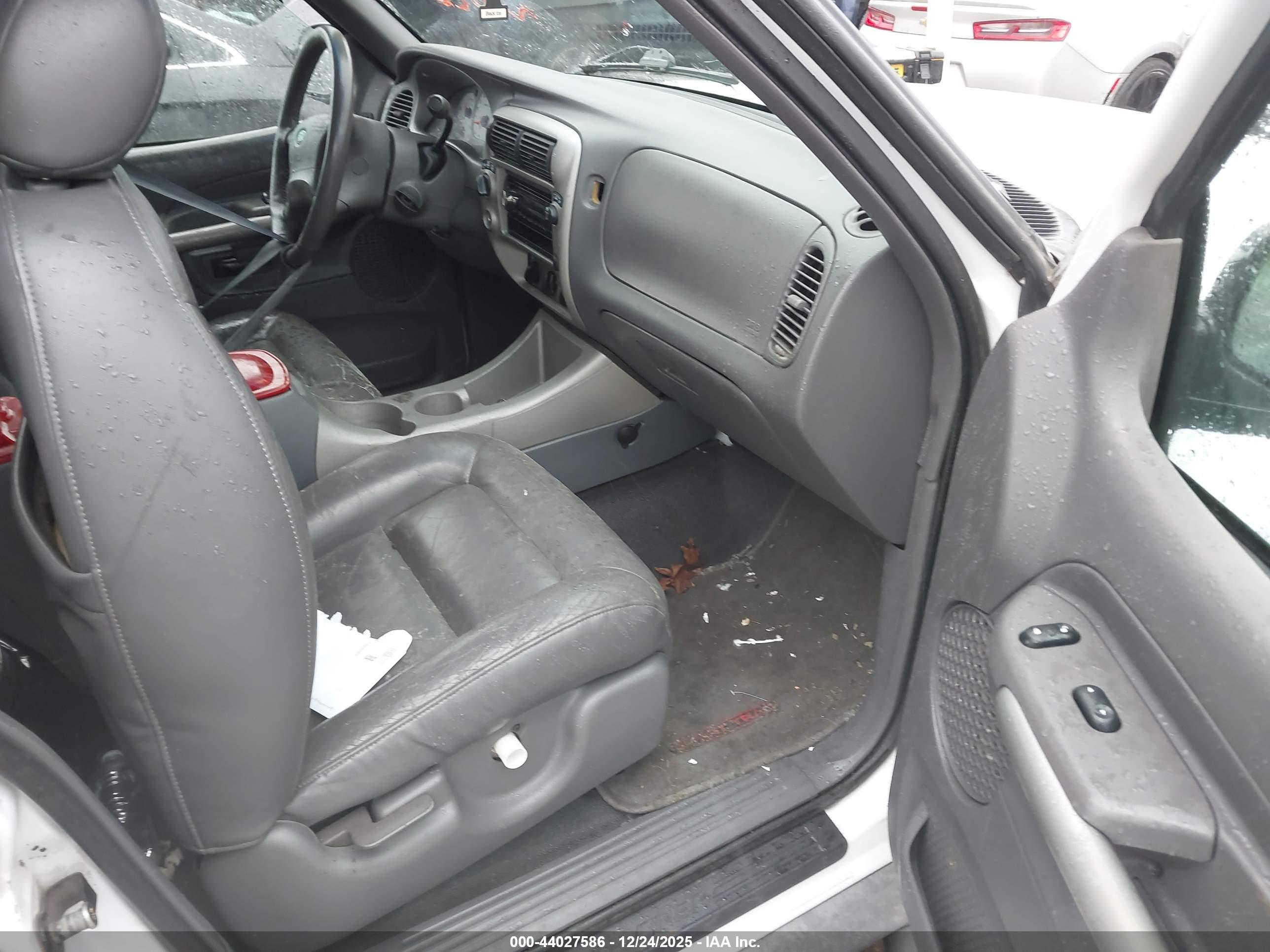 FORD EXPLORER image 5