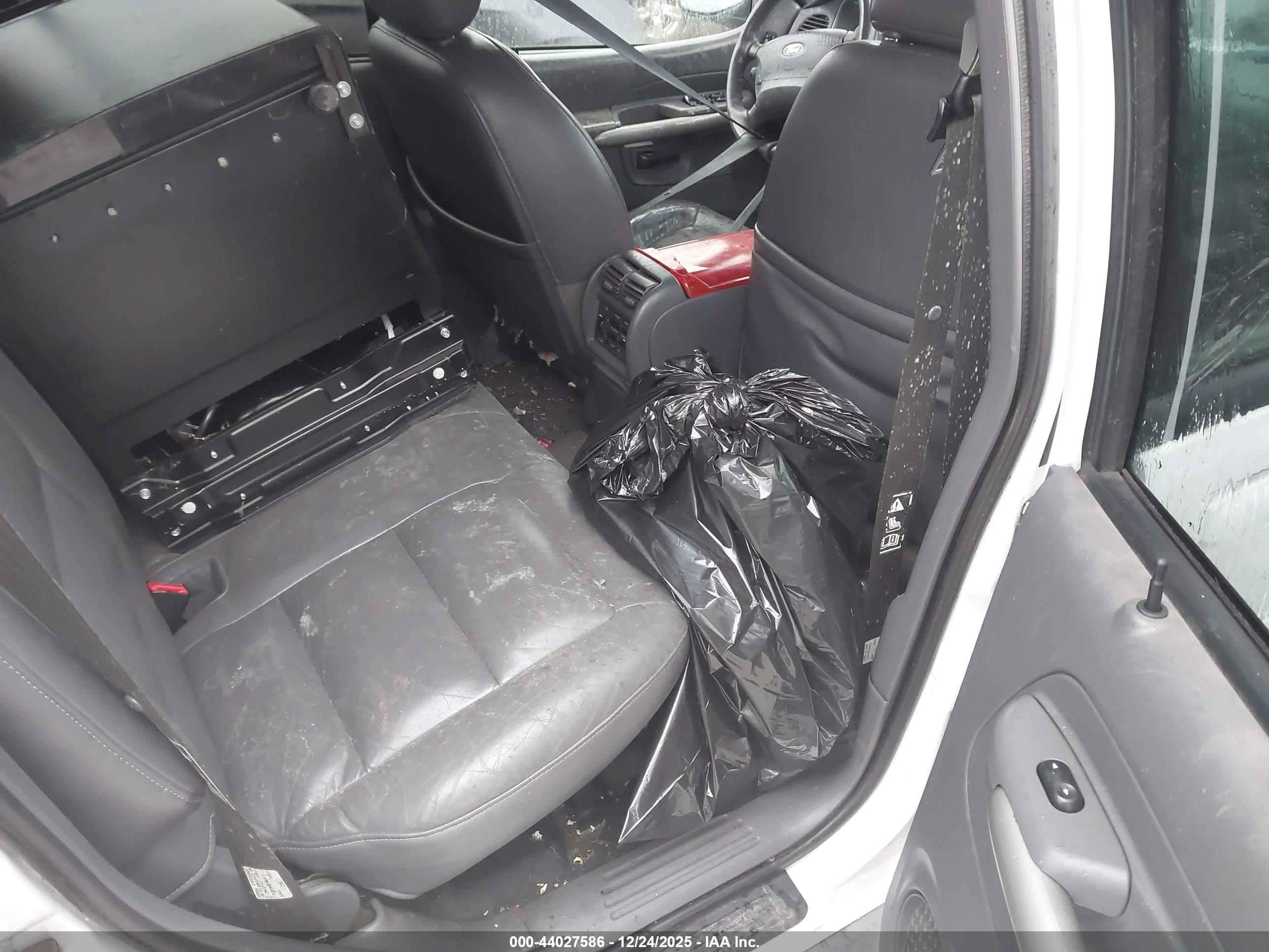 FORD EXPLORER image 8