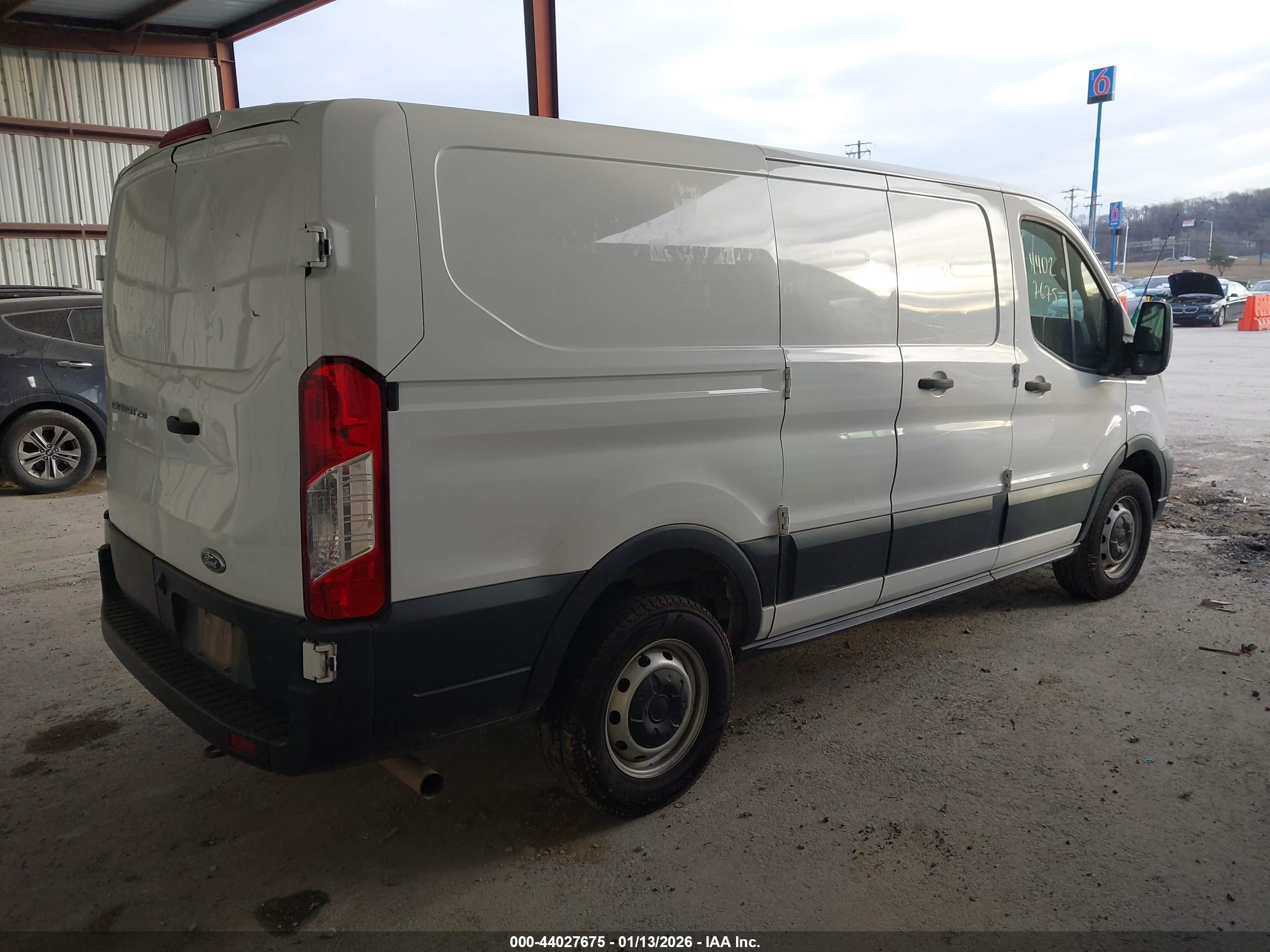 FORD TRANSIT-250 image 4