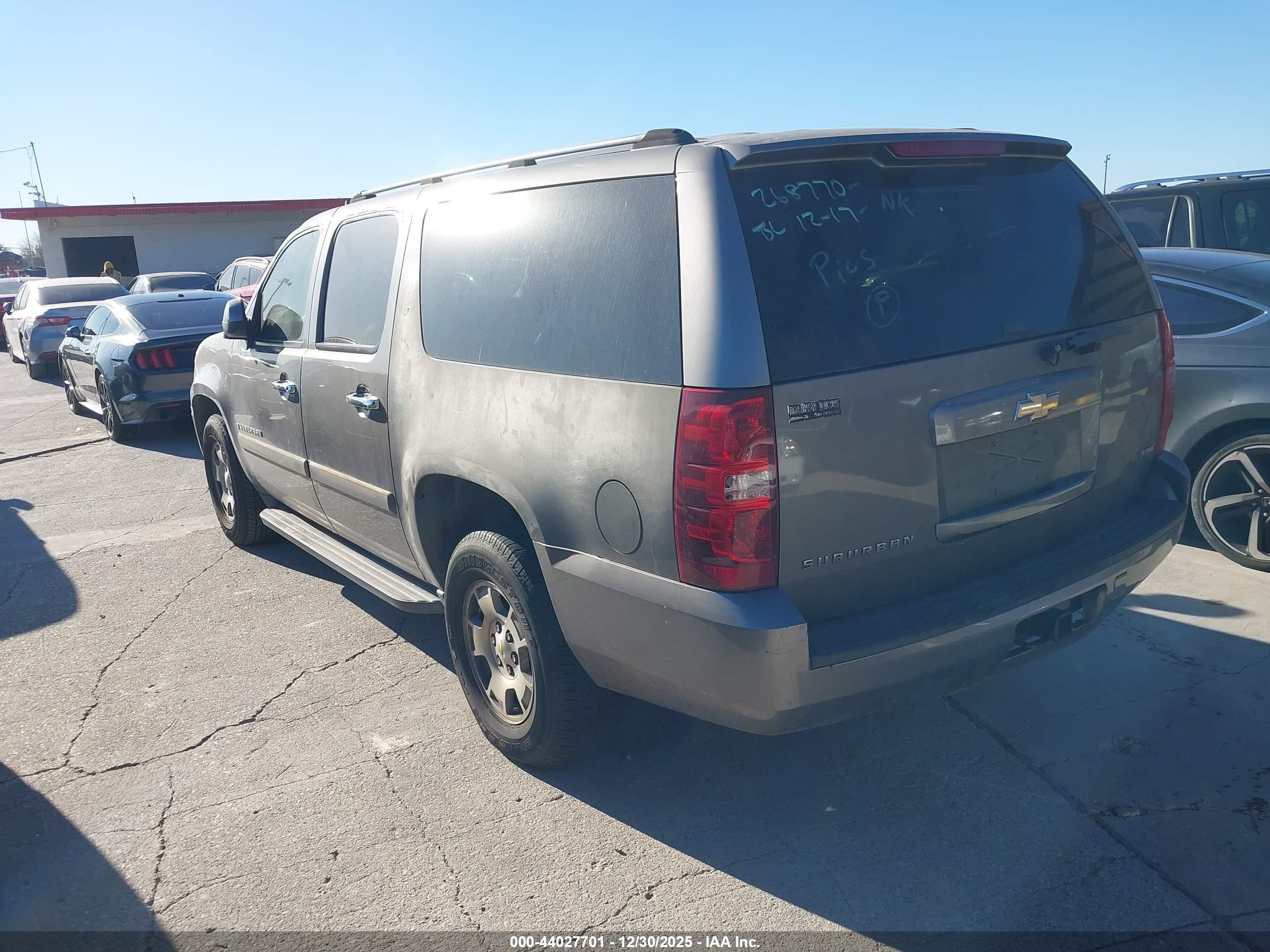 CHEVROLET SUBURBAN image 3