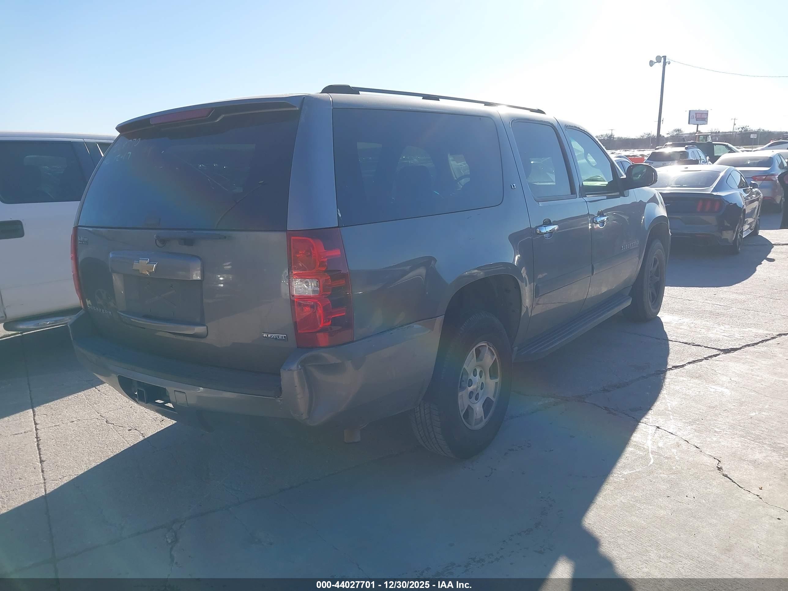 CHEVROLET SUBURBAN image 4