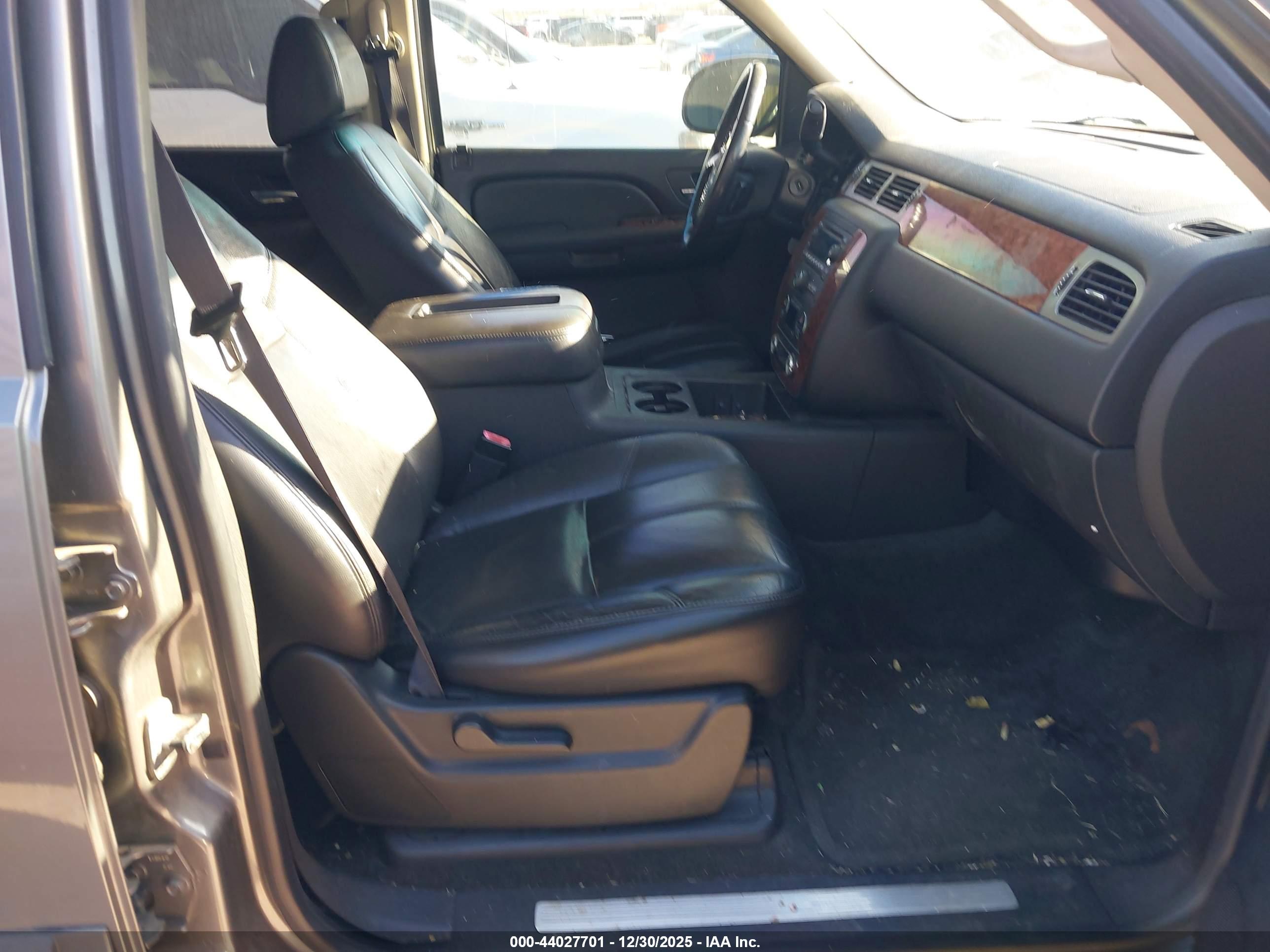 CHEVROLET SUBURBAN image 5