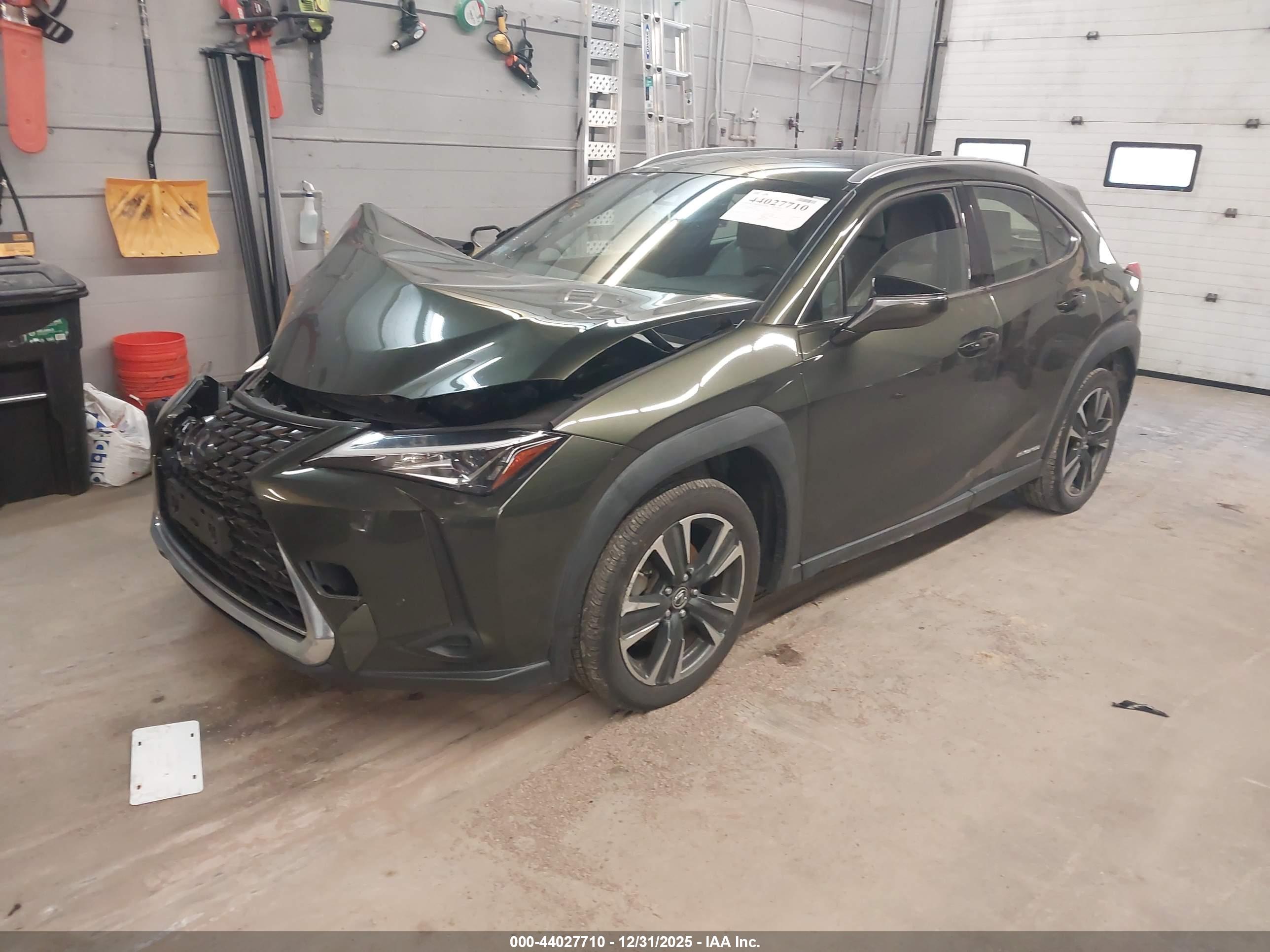LEXUS UX image 2