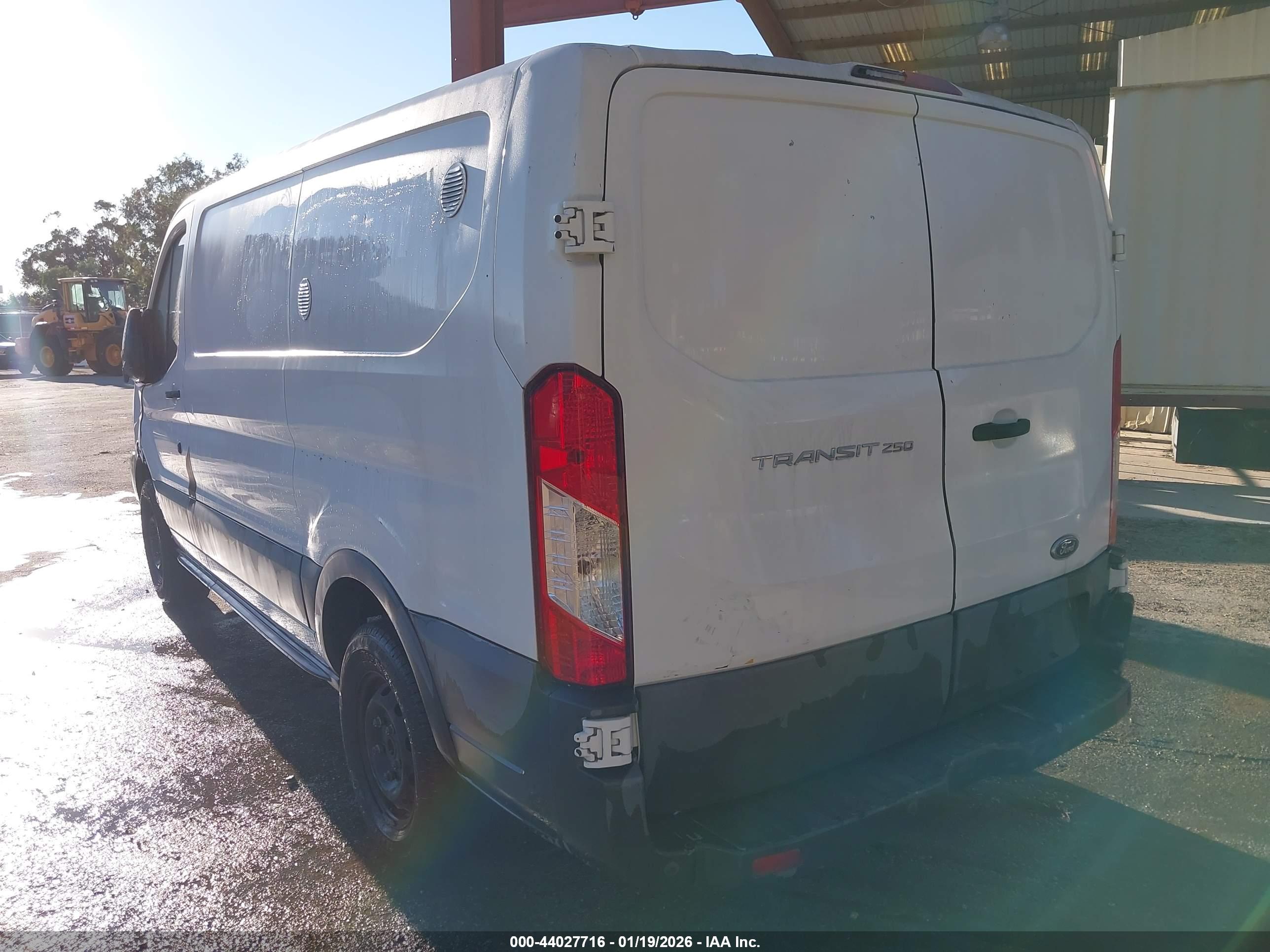 FORD TRANSIT-250 image 3