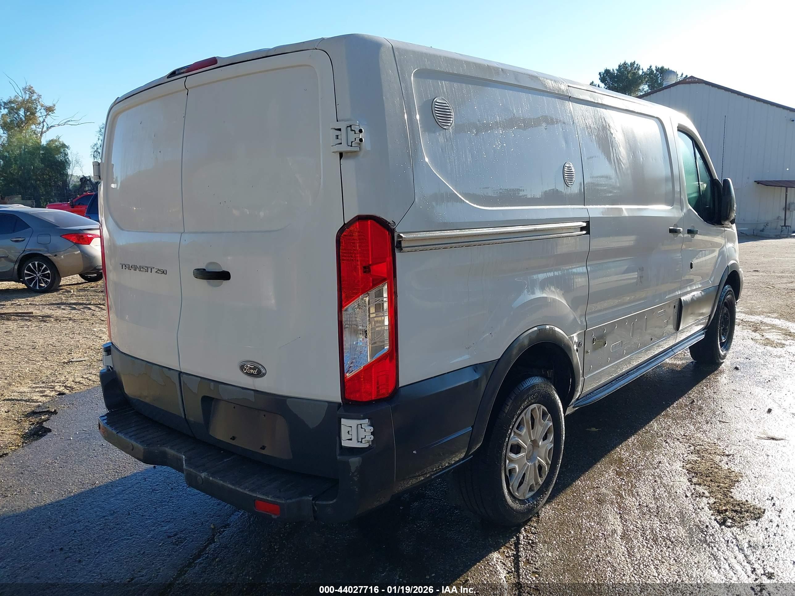 FORD TRANSIT-250 image 4