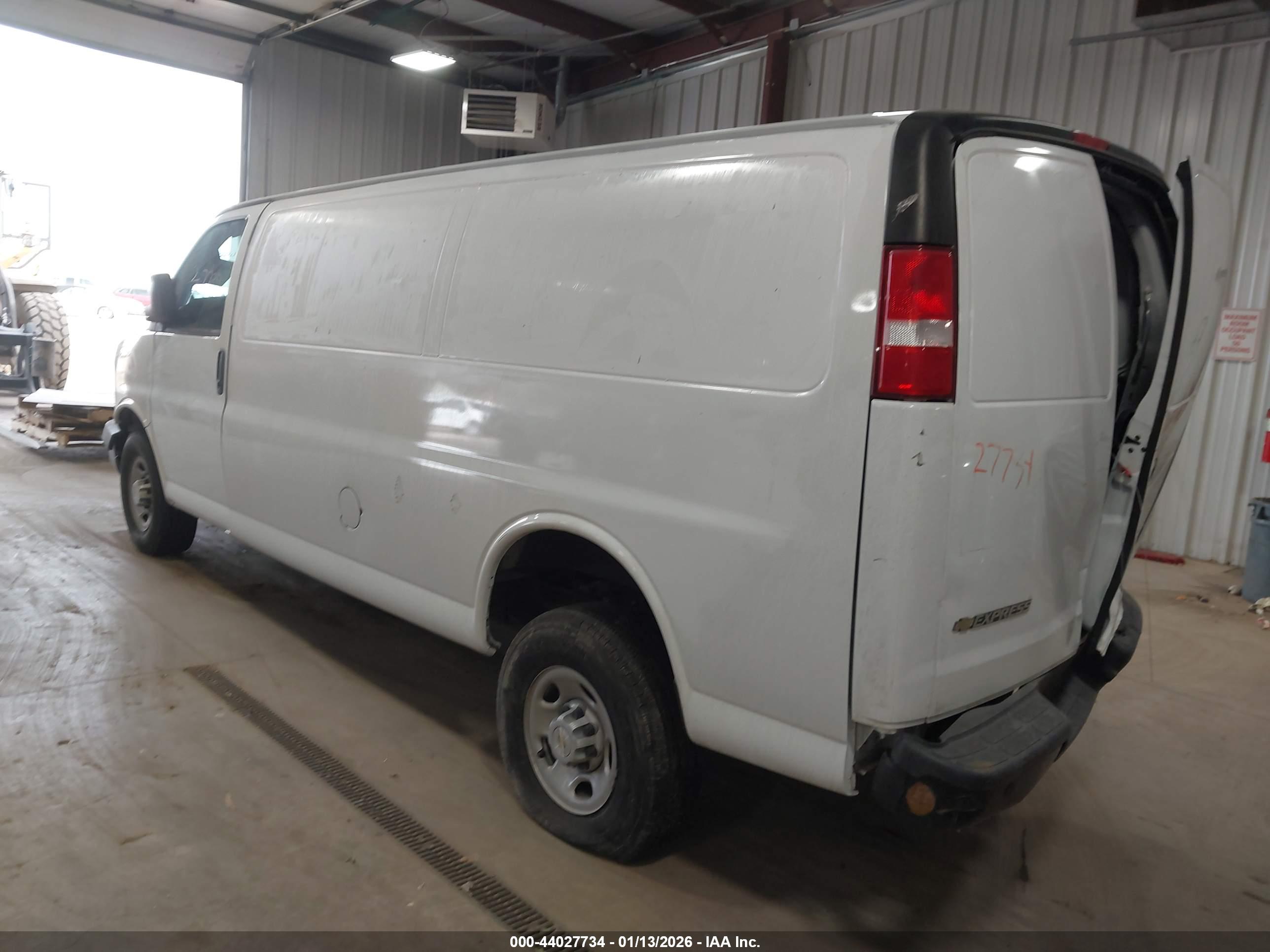 CHEVROLET EXPRESS image 3