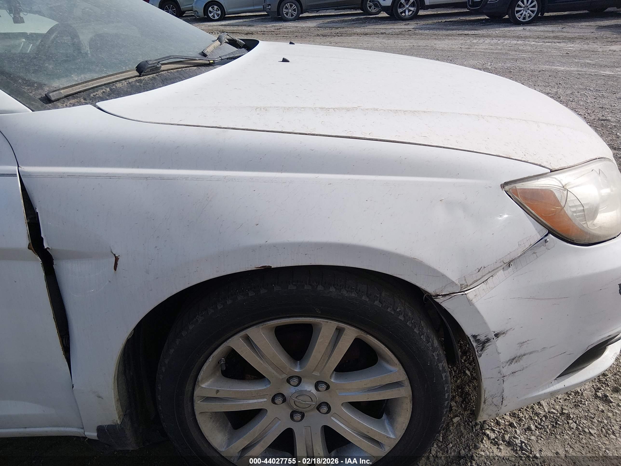 CHRYSLER 200 image 6