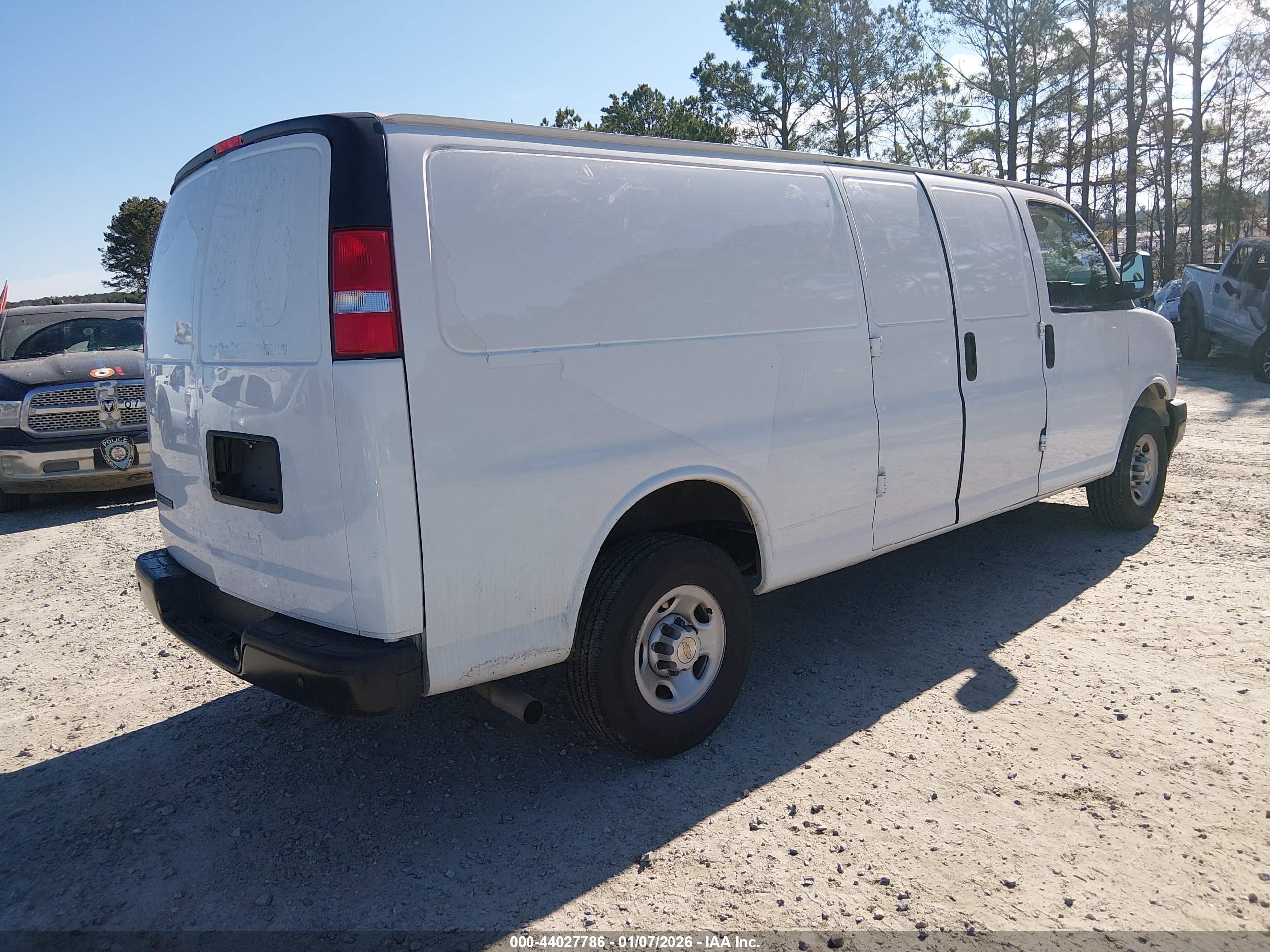 CHEVROLET EXPRESS image 4