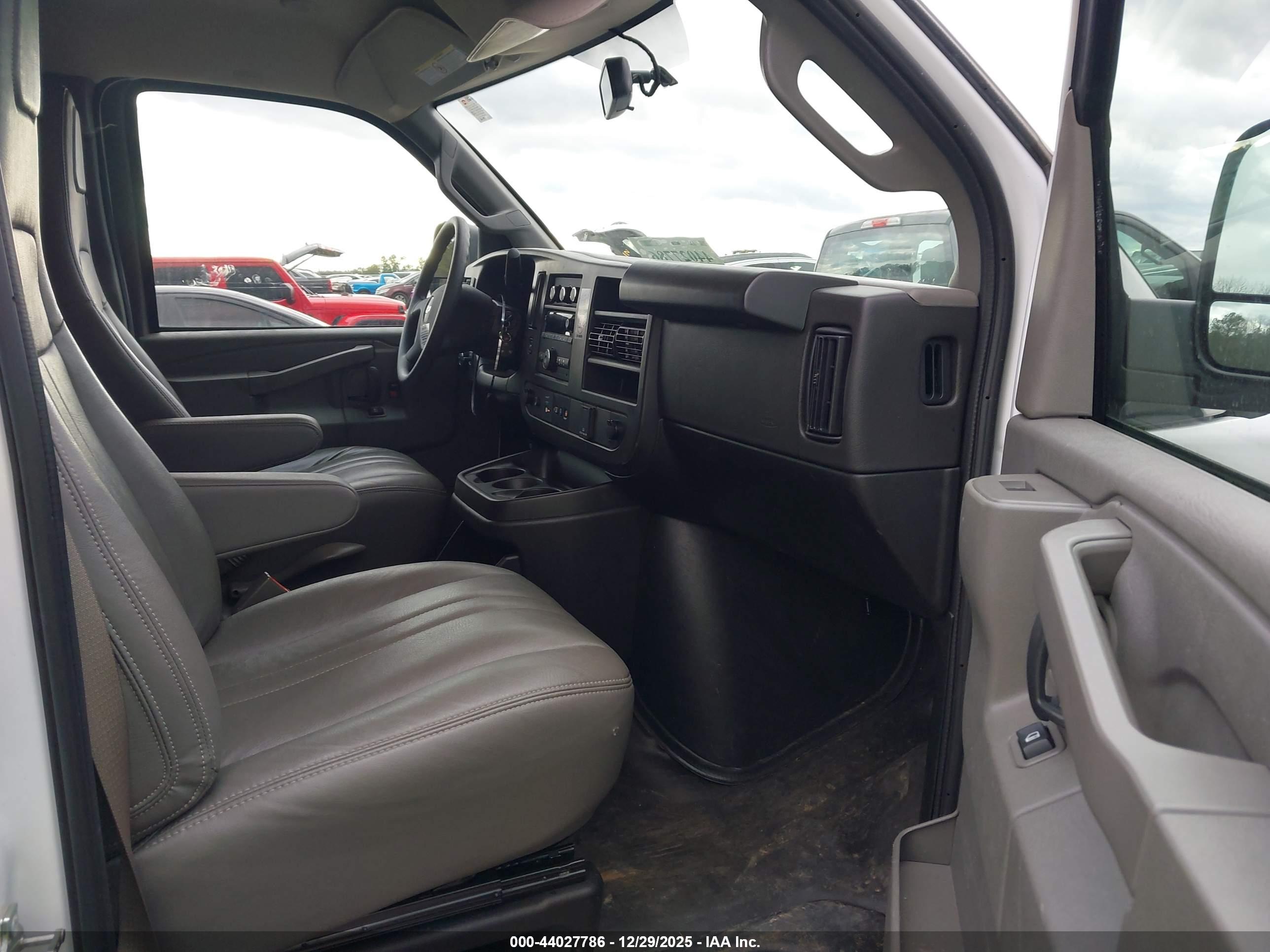 CHEVROLET EXPRESS image 5