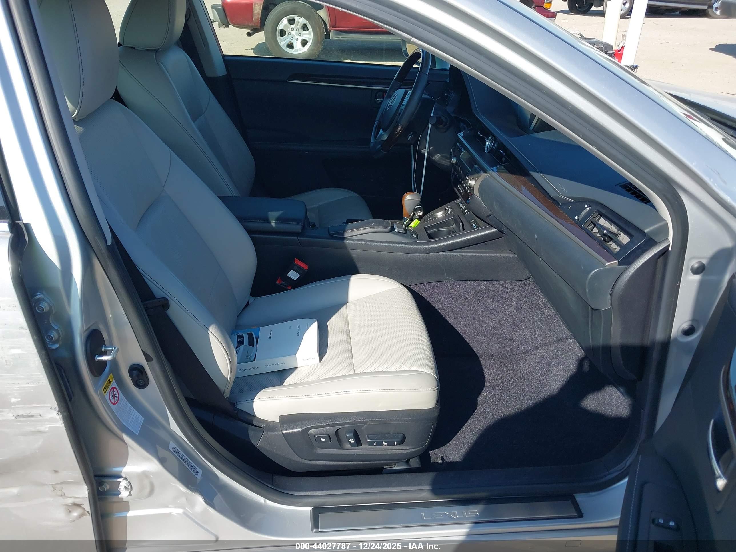 LEXUS ES image 5