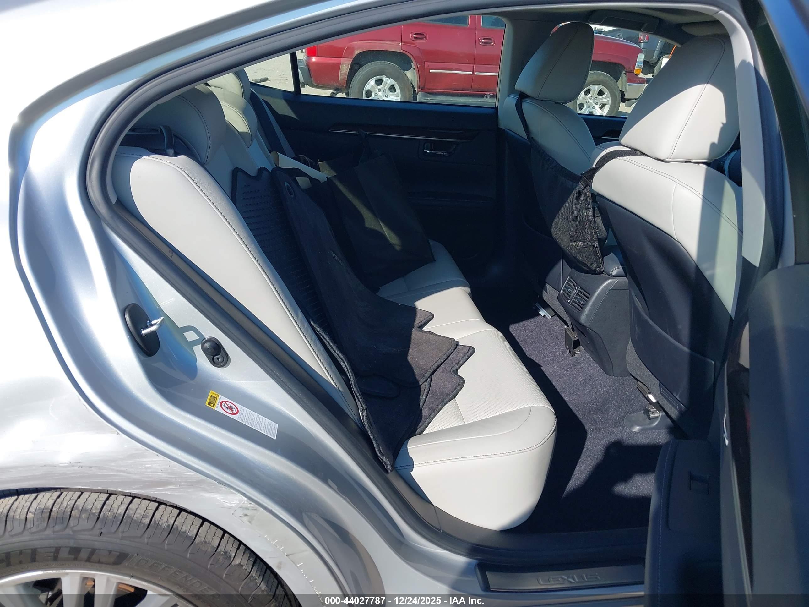 LEXUS ES image 8