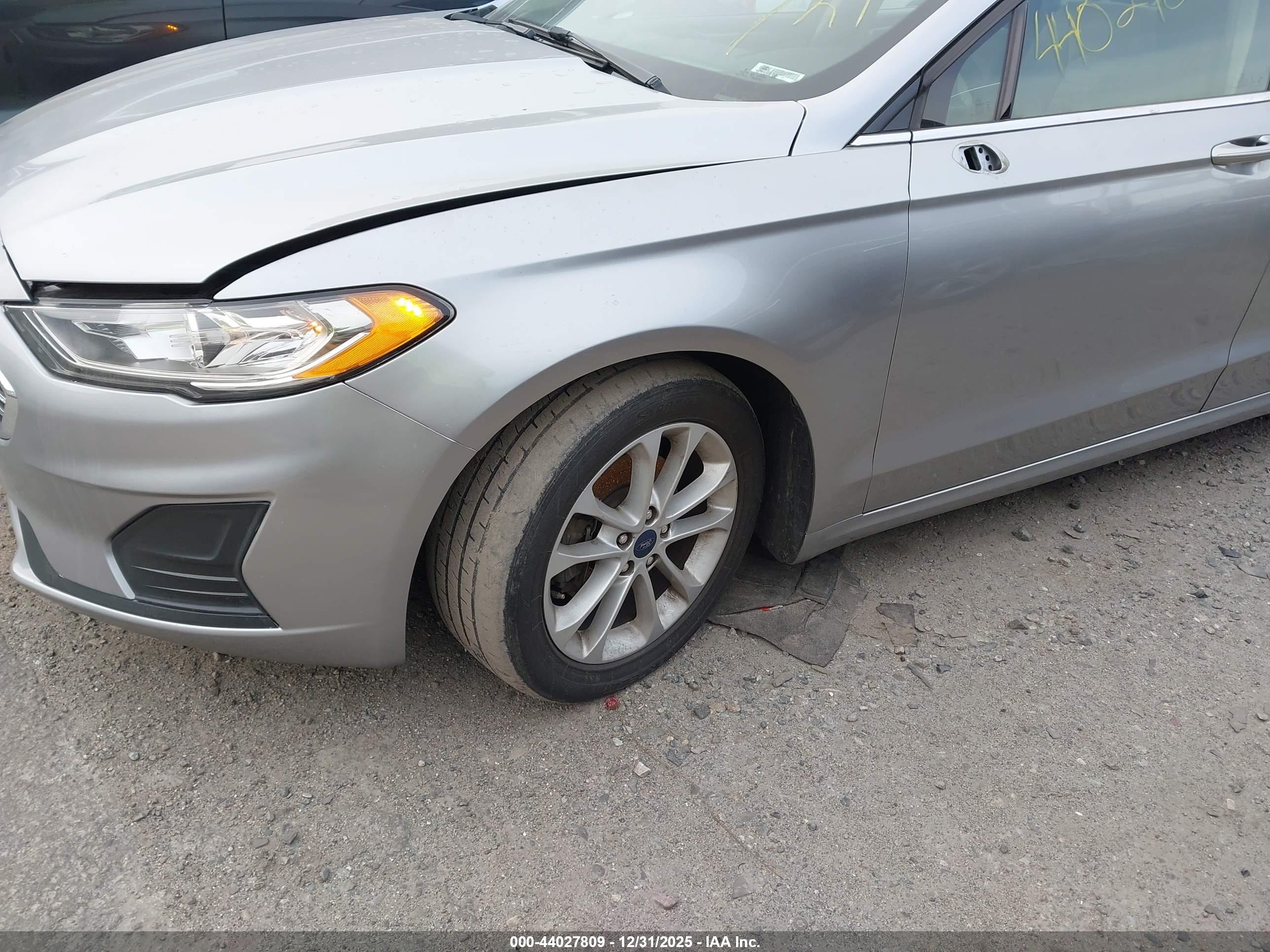 FORD FUSION image 2