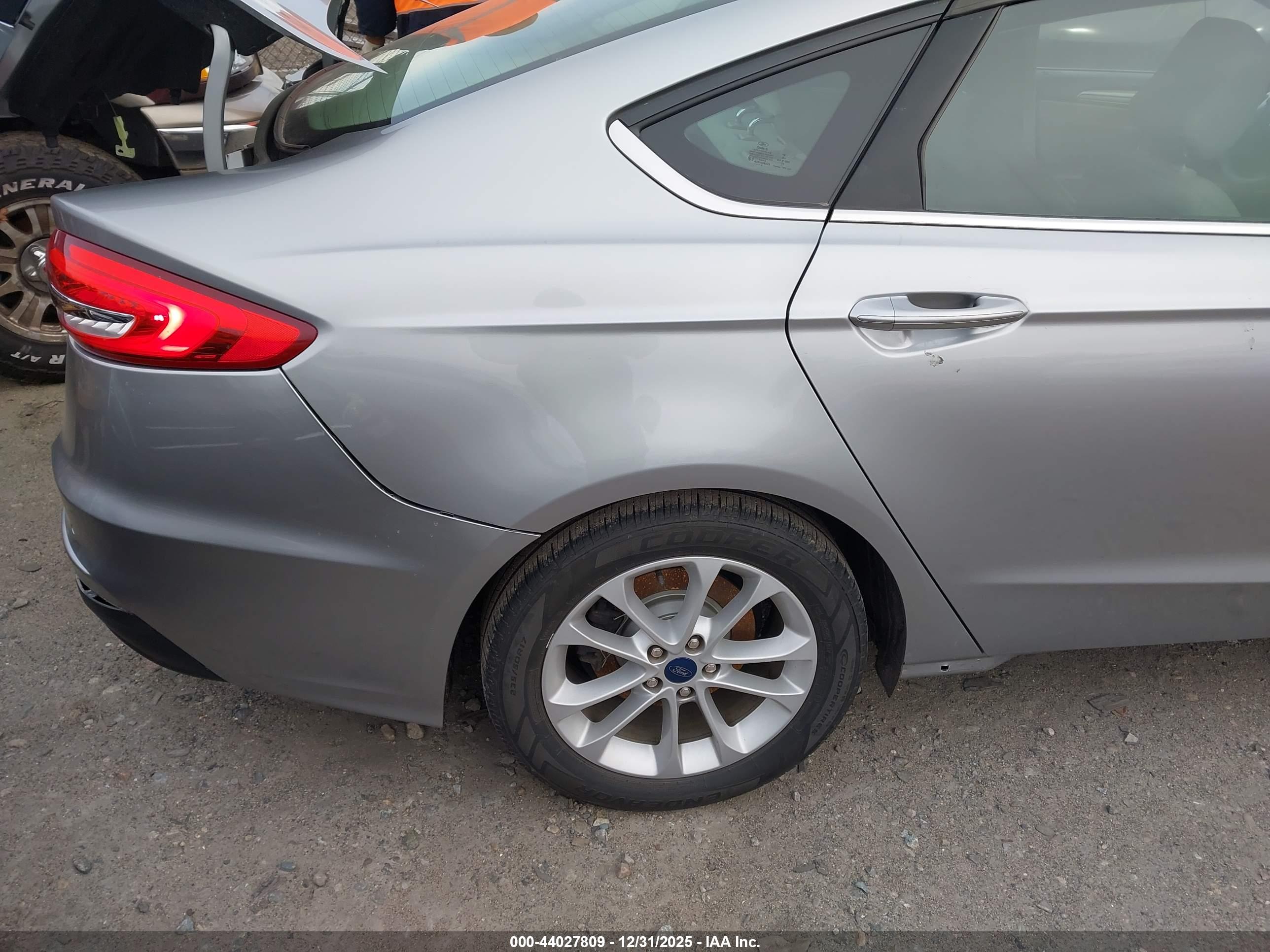 FORD FUSION image 4