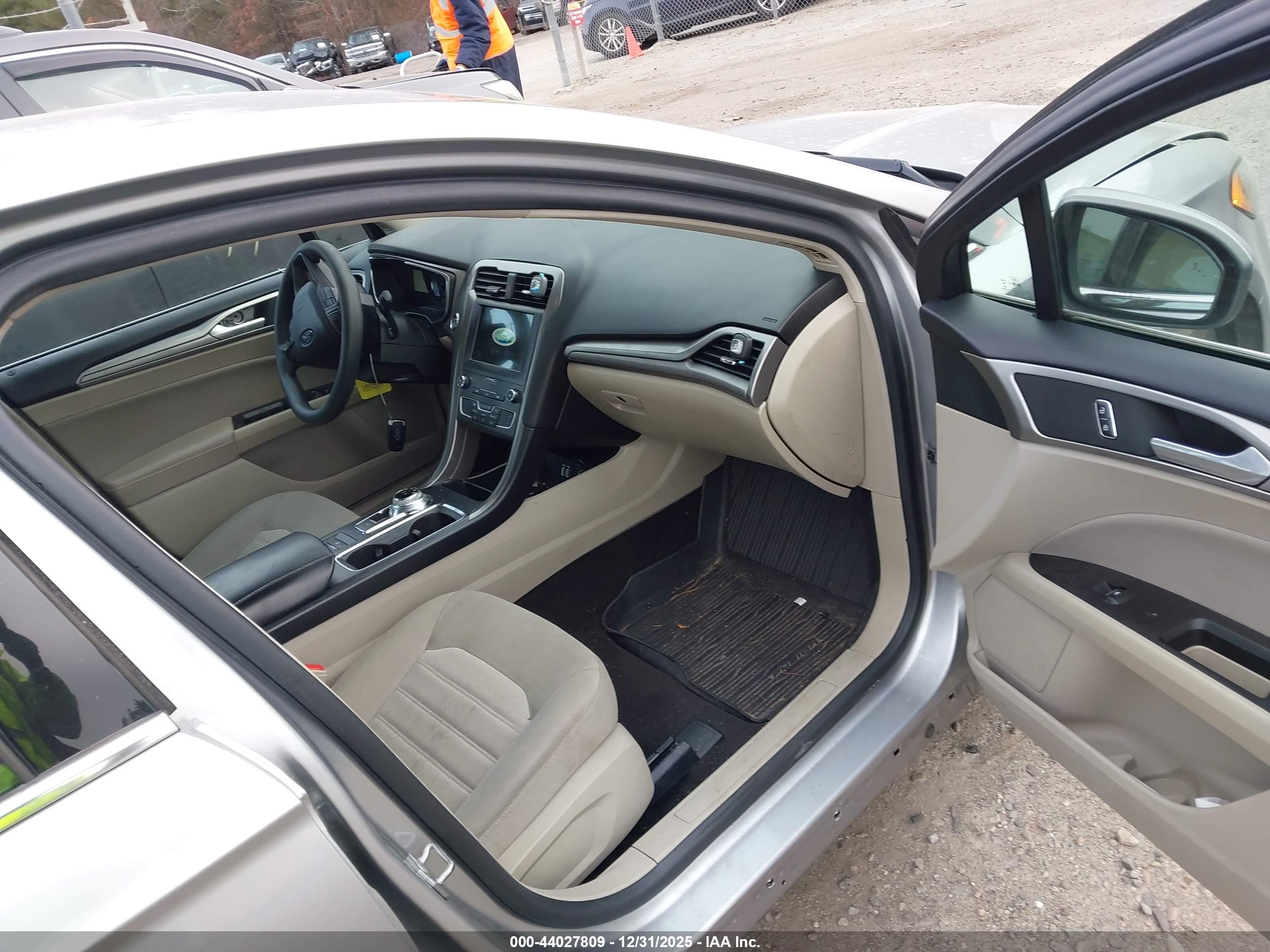 FORD FUSION image 5
