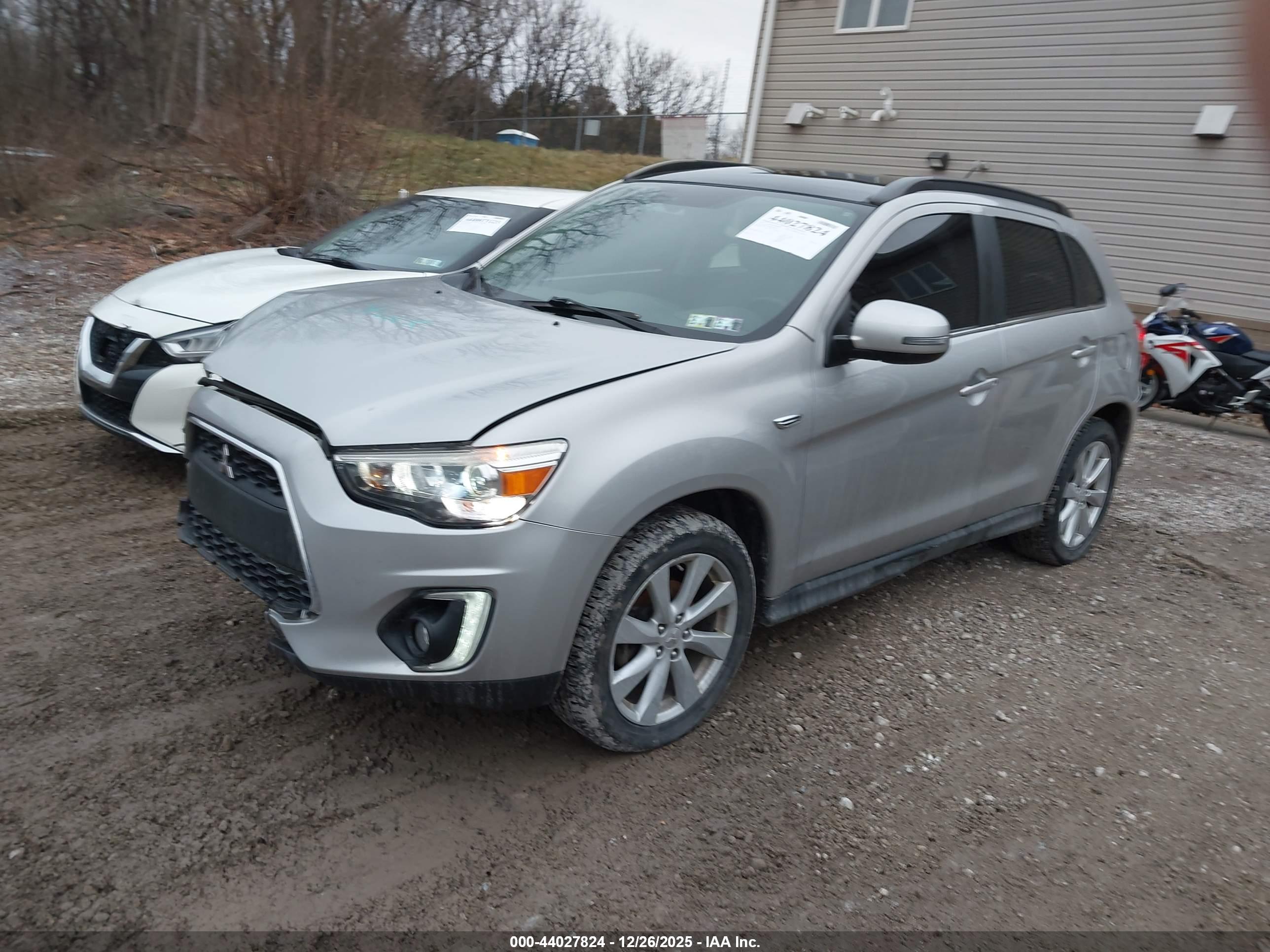 MITSUBISHI OUTLANDER image 2