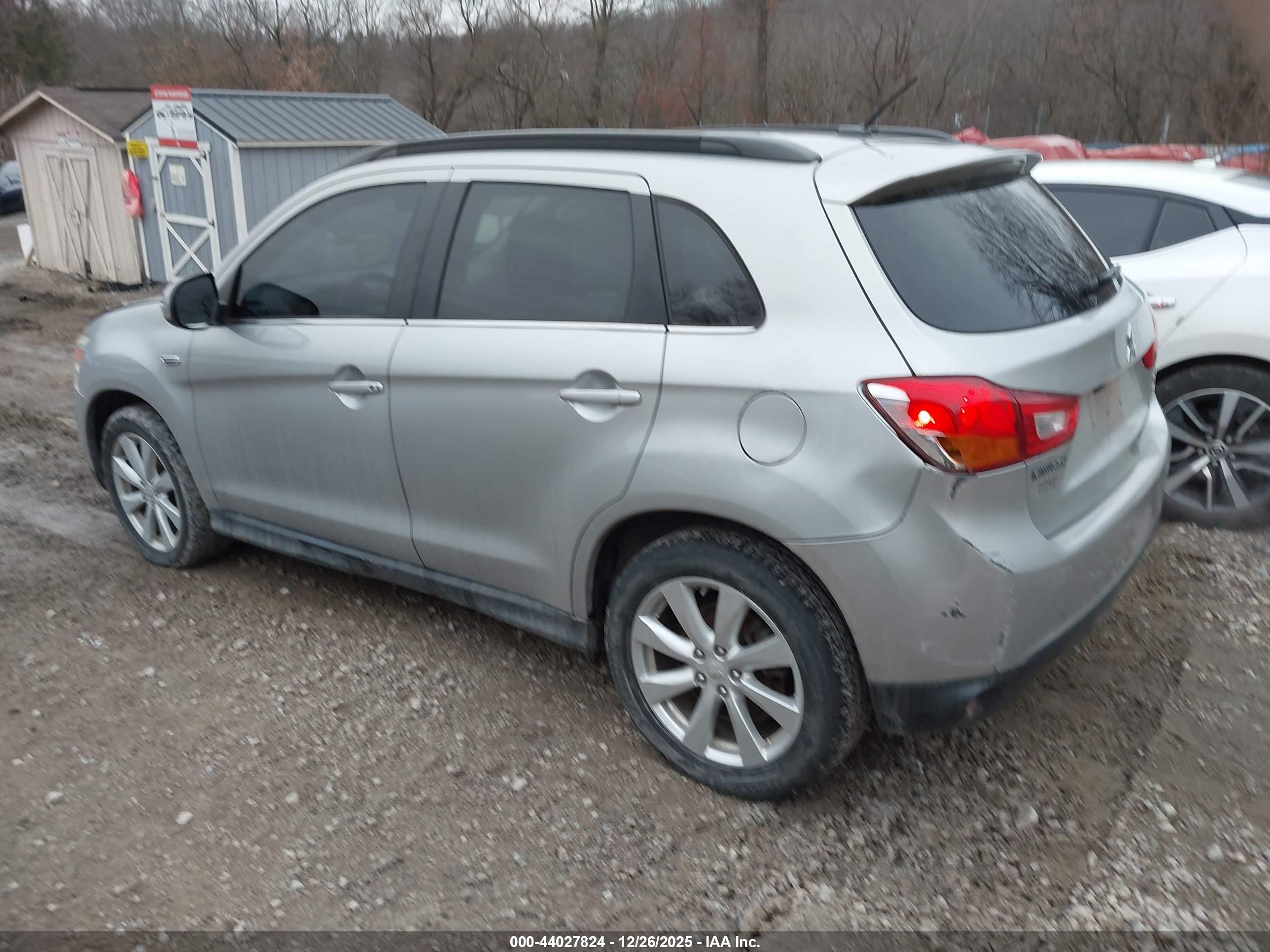 MITSUBISHI OUTLANDER image 3