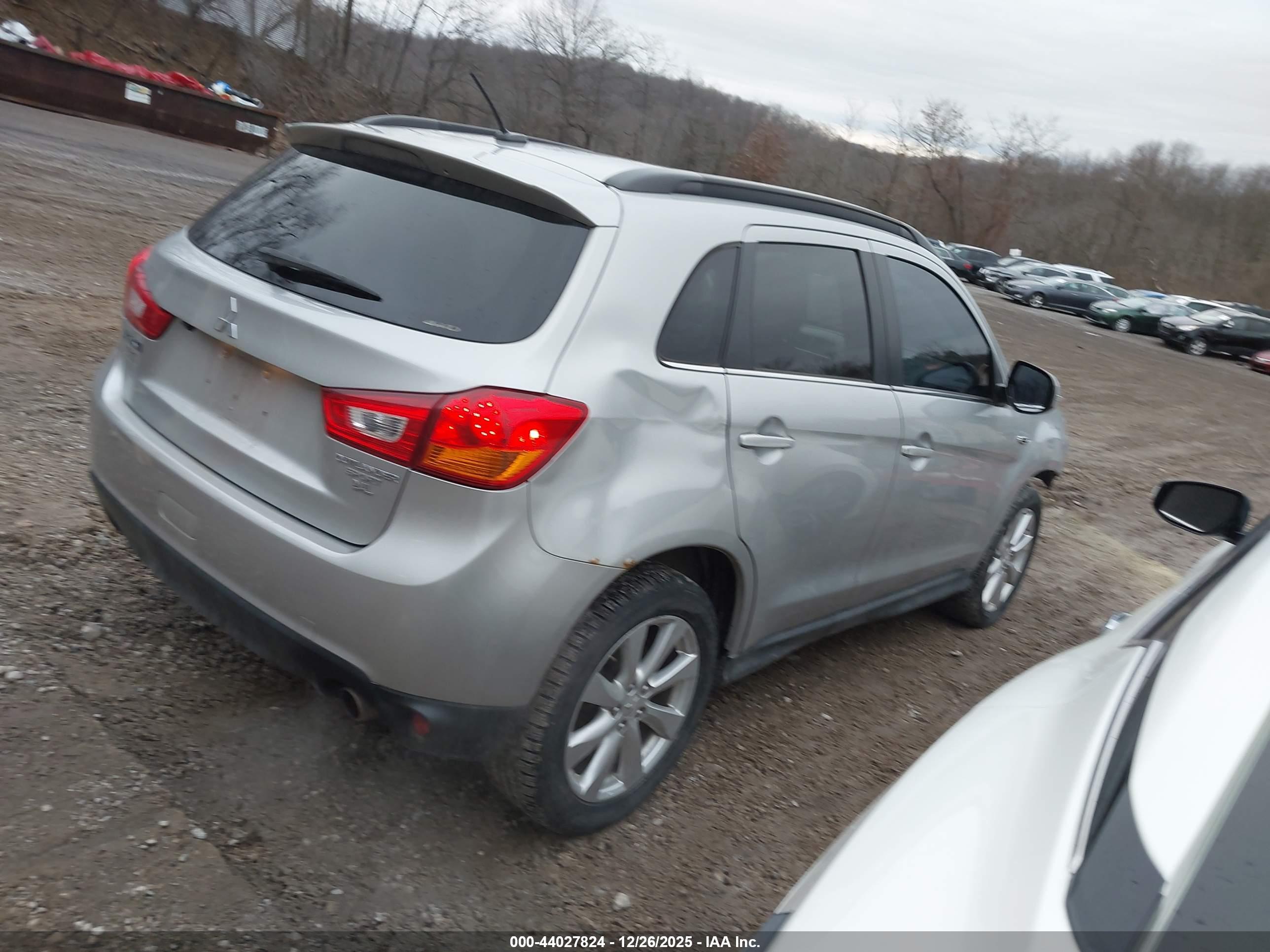 MITSUBISHI OUTLANDER image 4