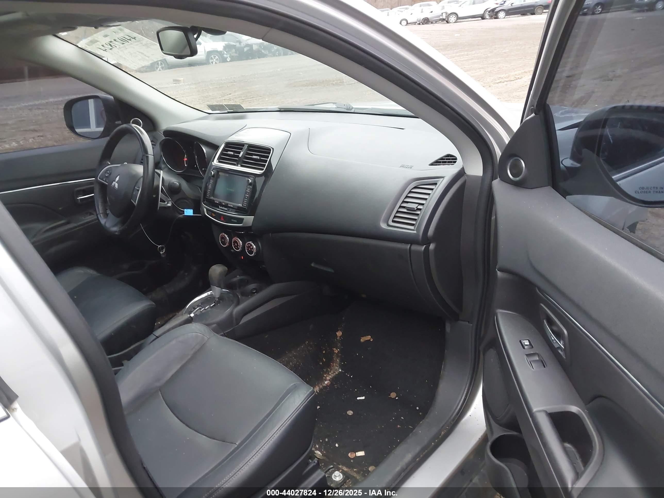 MITSUBISHI OUTLANDER image 5