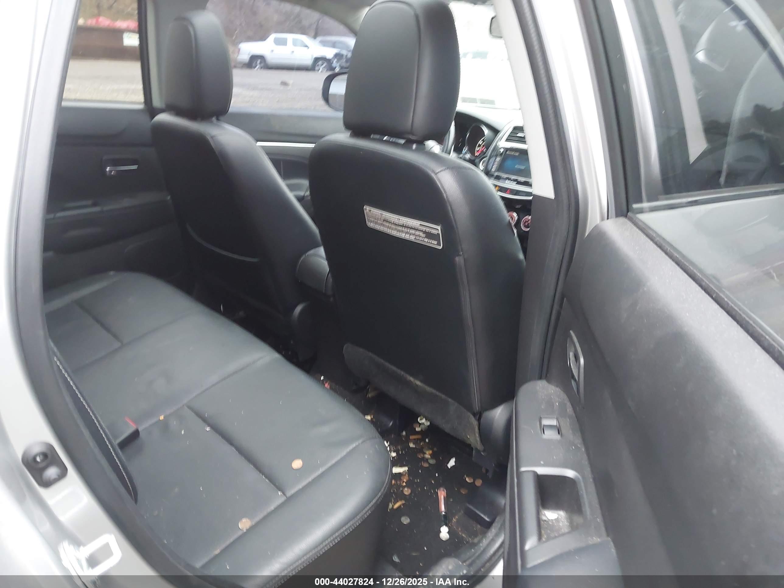 MITSUBISHI OUTLANDER image 8