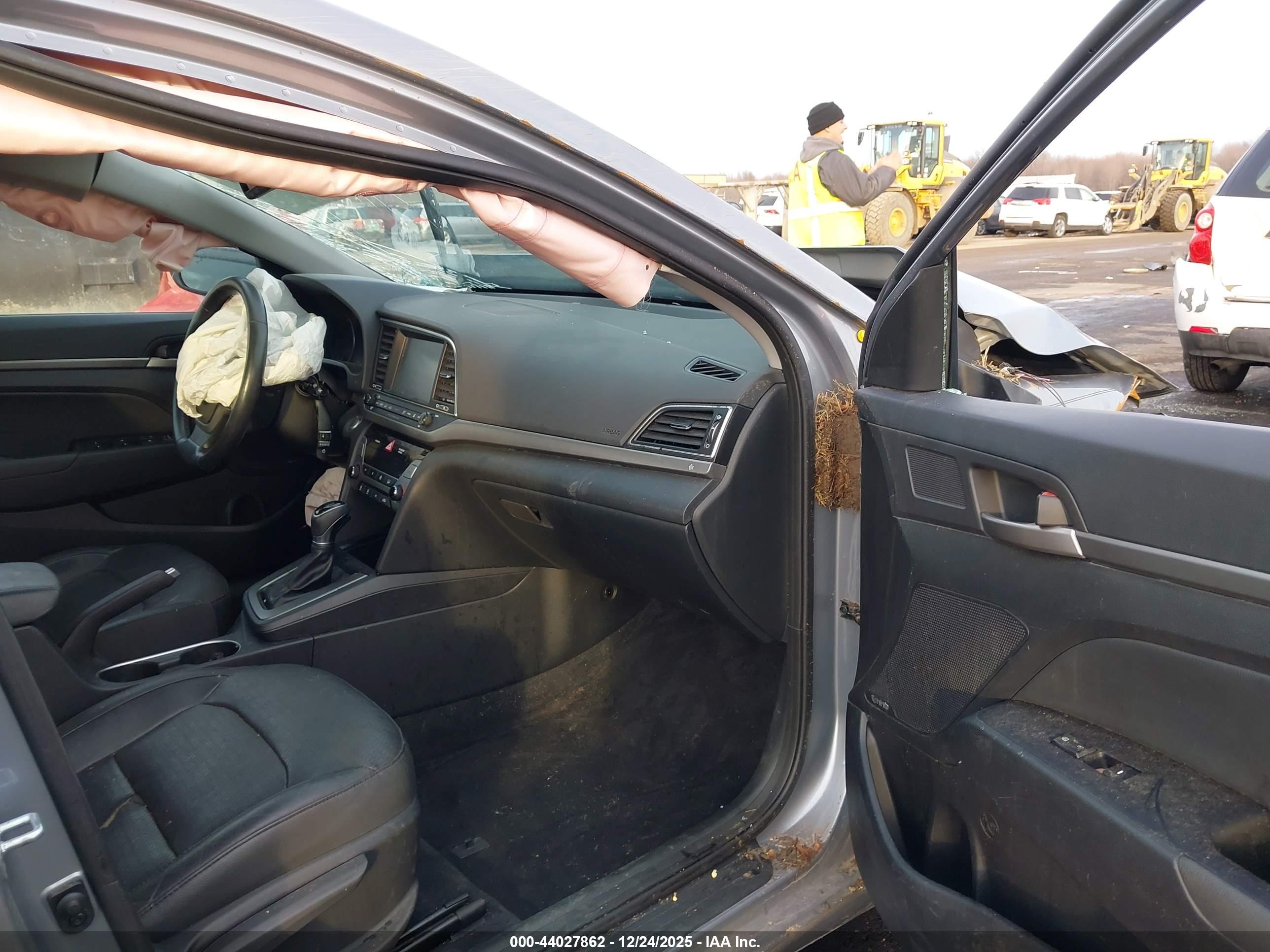 HYUNDAI ELANTRA image 5