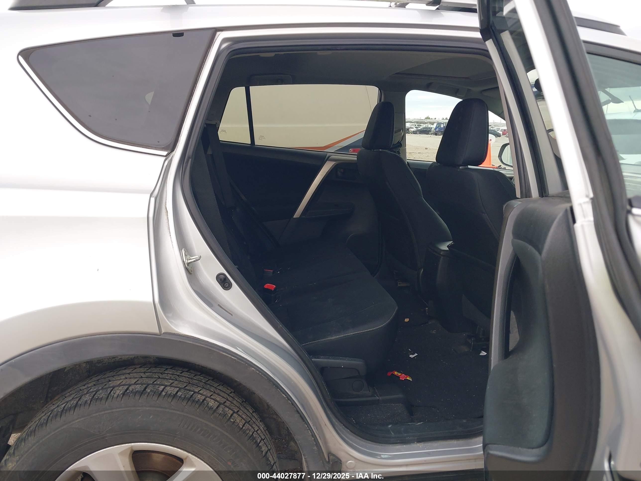 TOYOTA RAV4 image 8