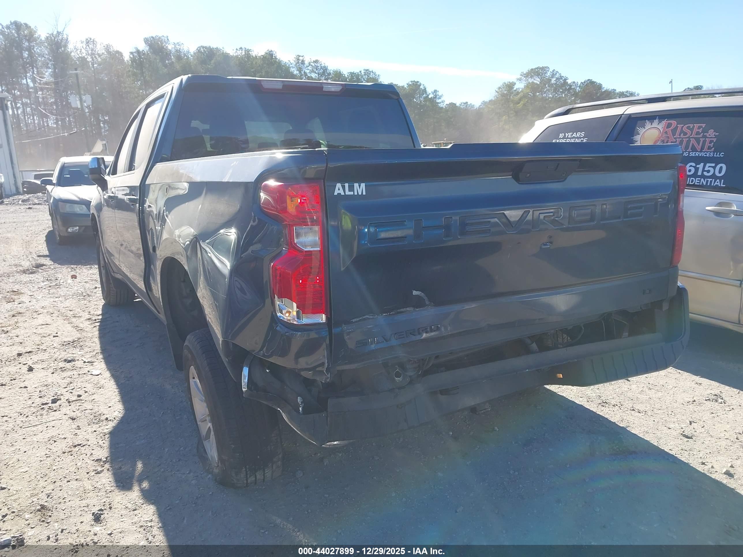 CHEVROLET SILVERADO image 3
