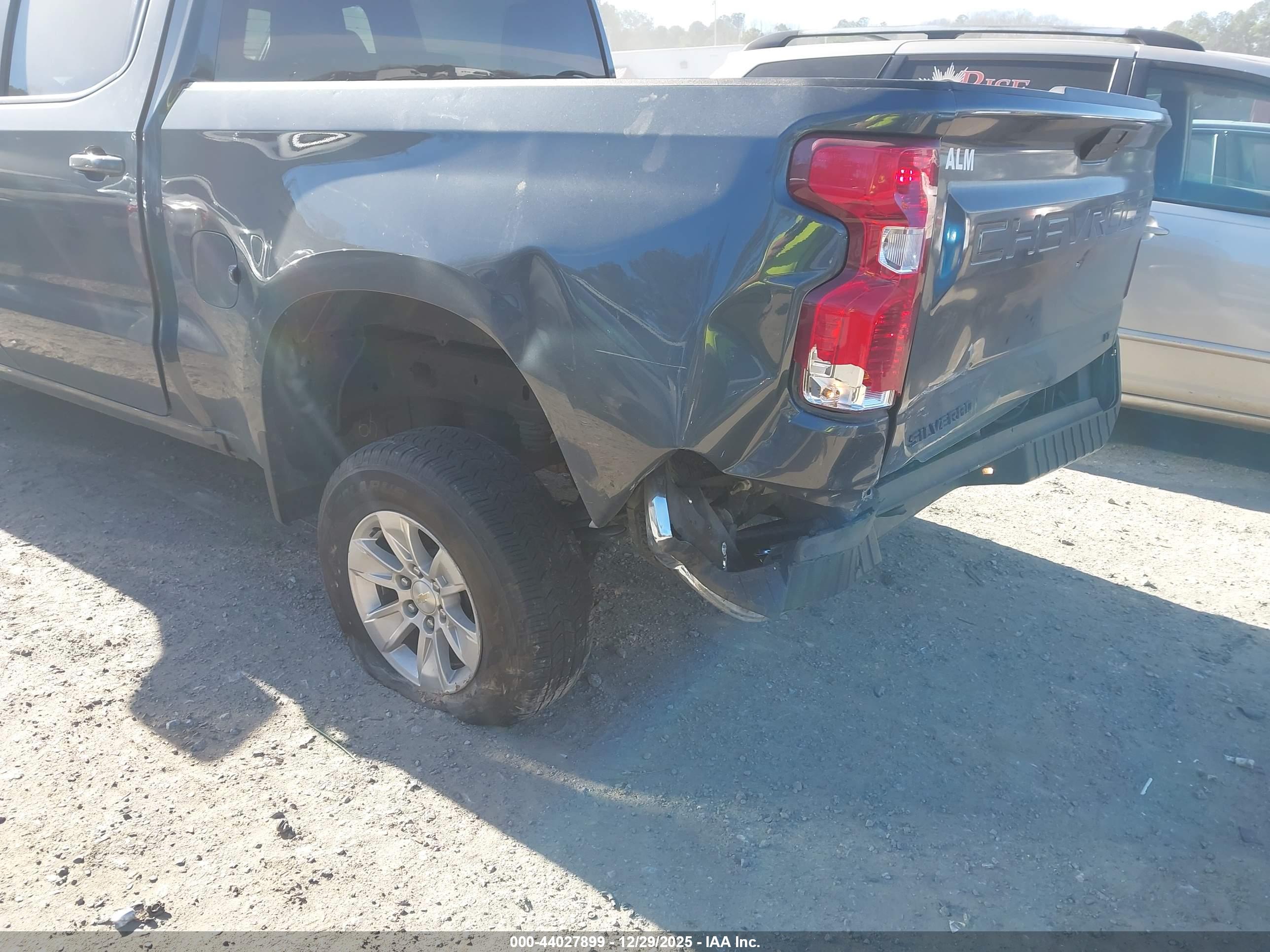 CHEVROLET SILVERADO image 6