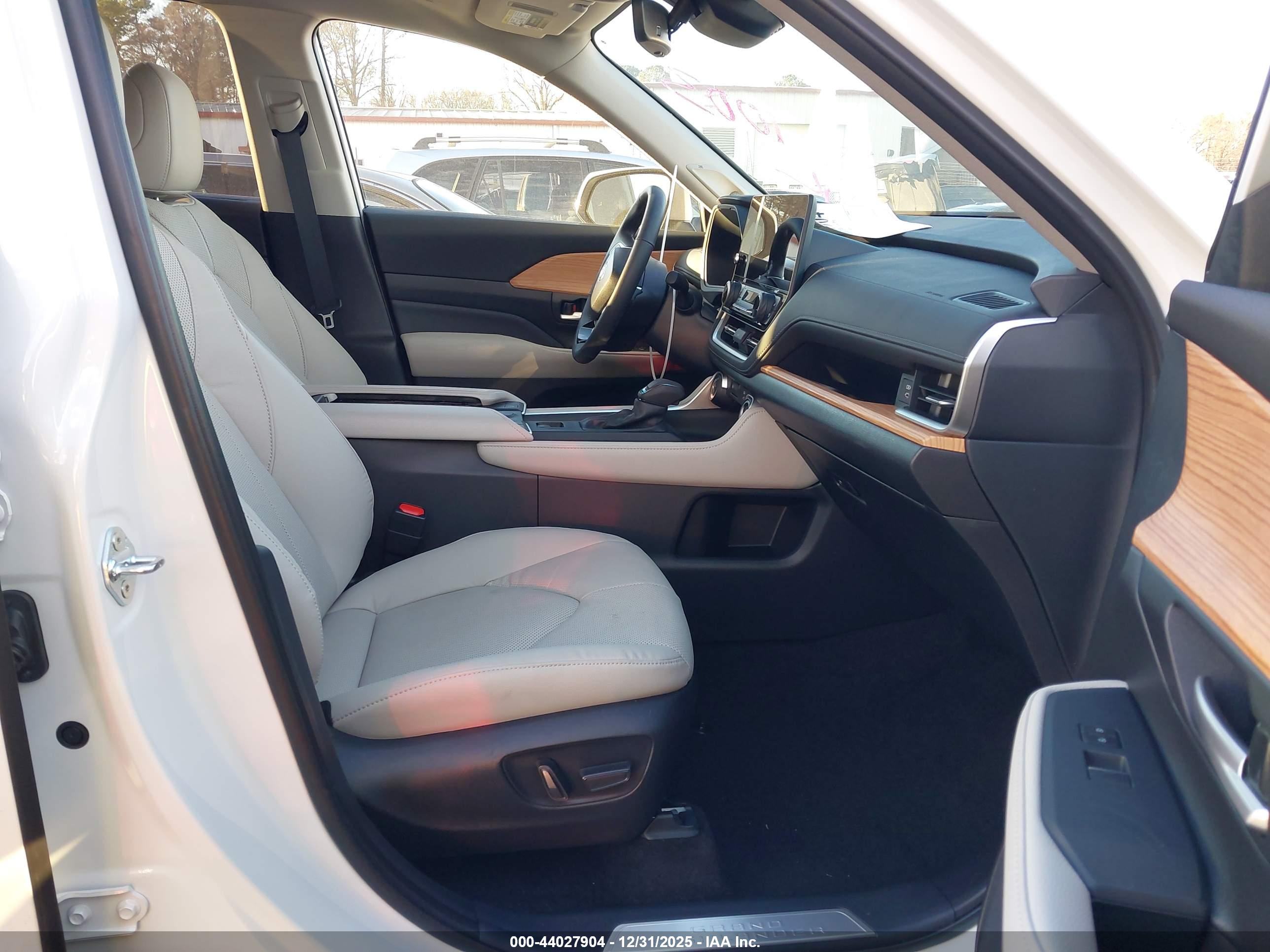 TOYOTA GRAND image 5