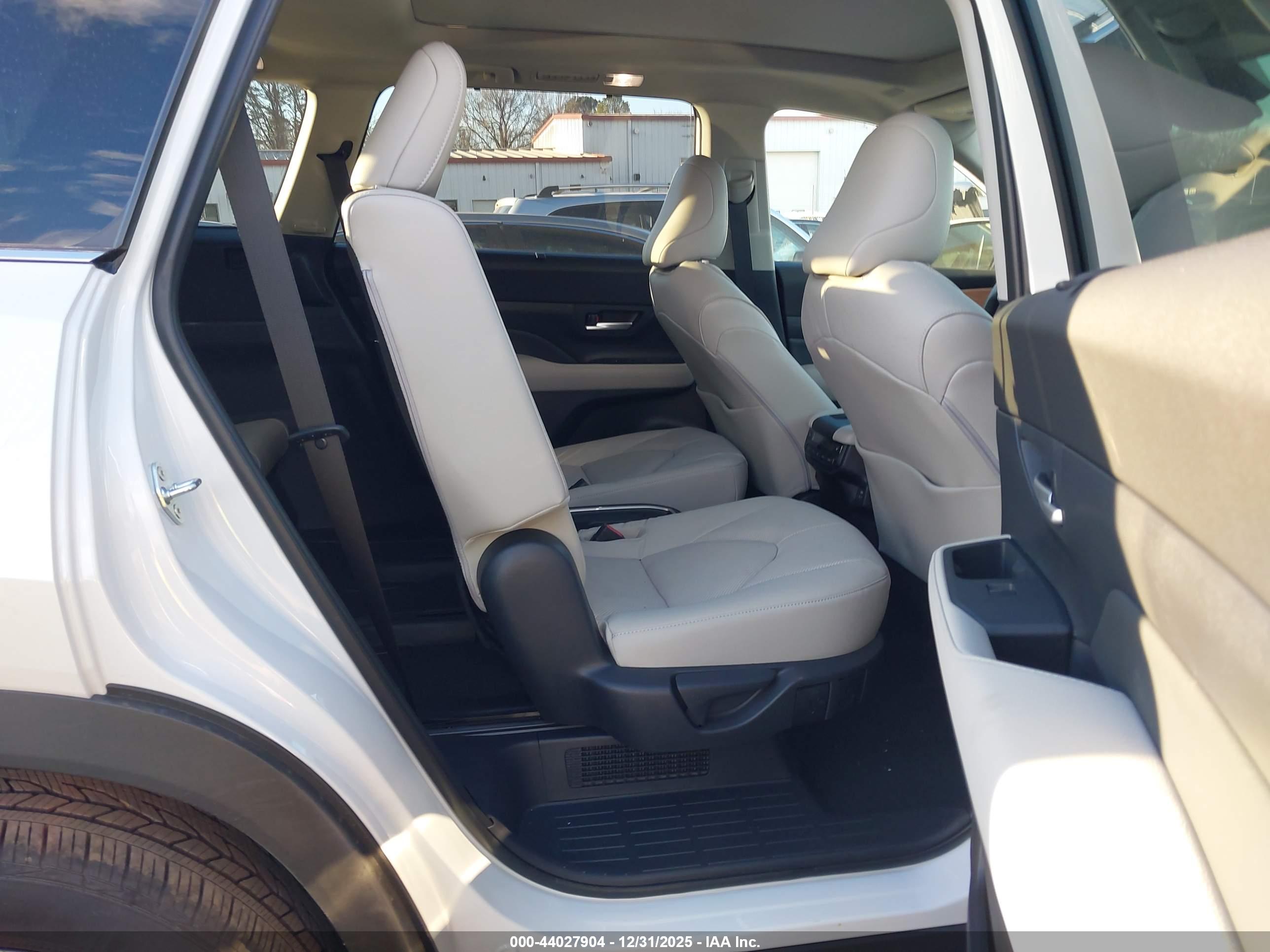 TOYOTA GRAND image 8