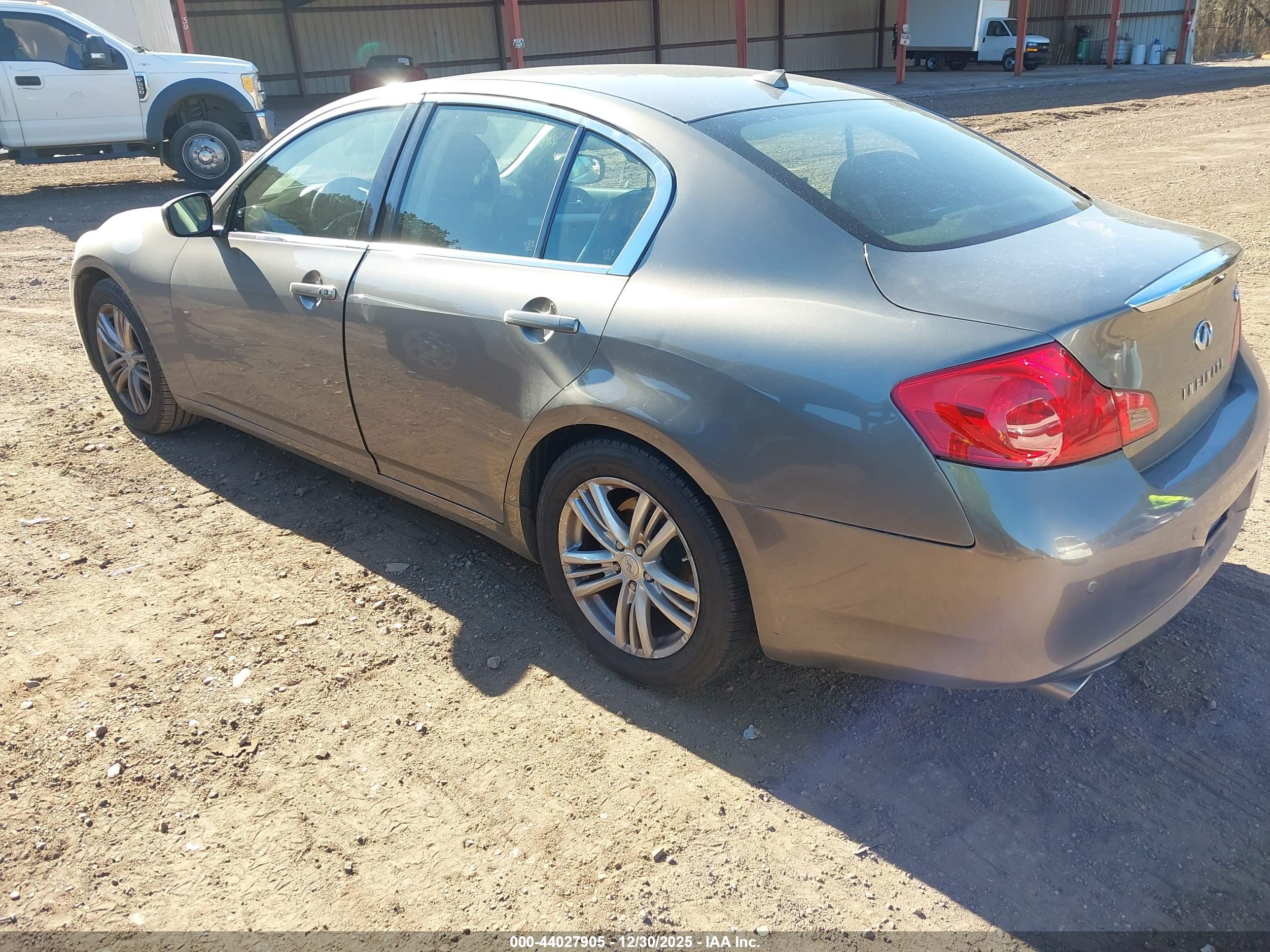 INFINITI G37 image 3