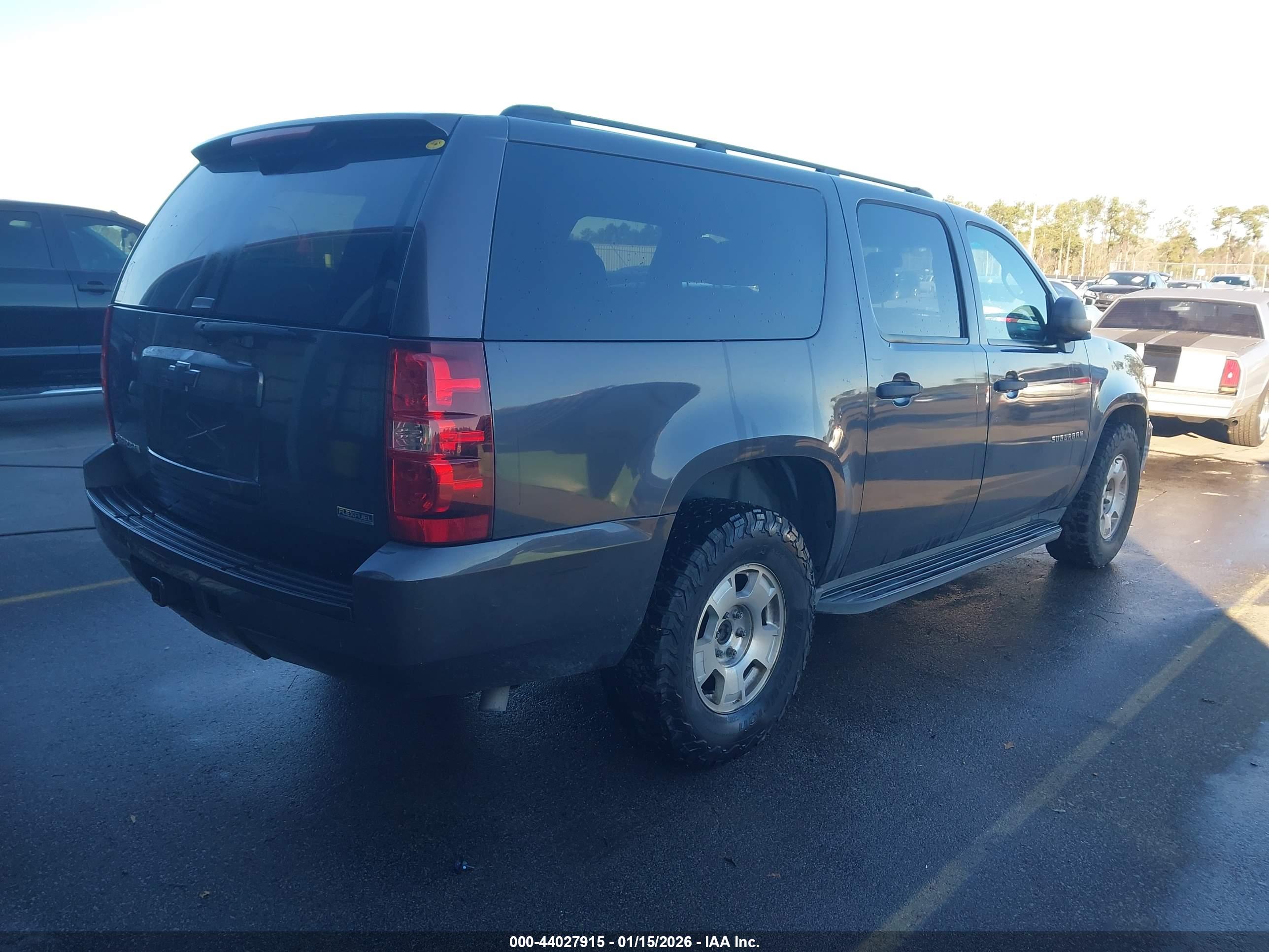 CHEVROLET SUBURBAN image 4