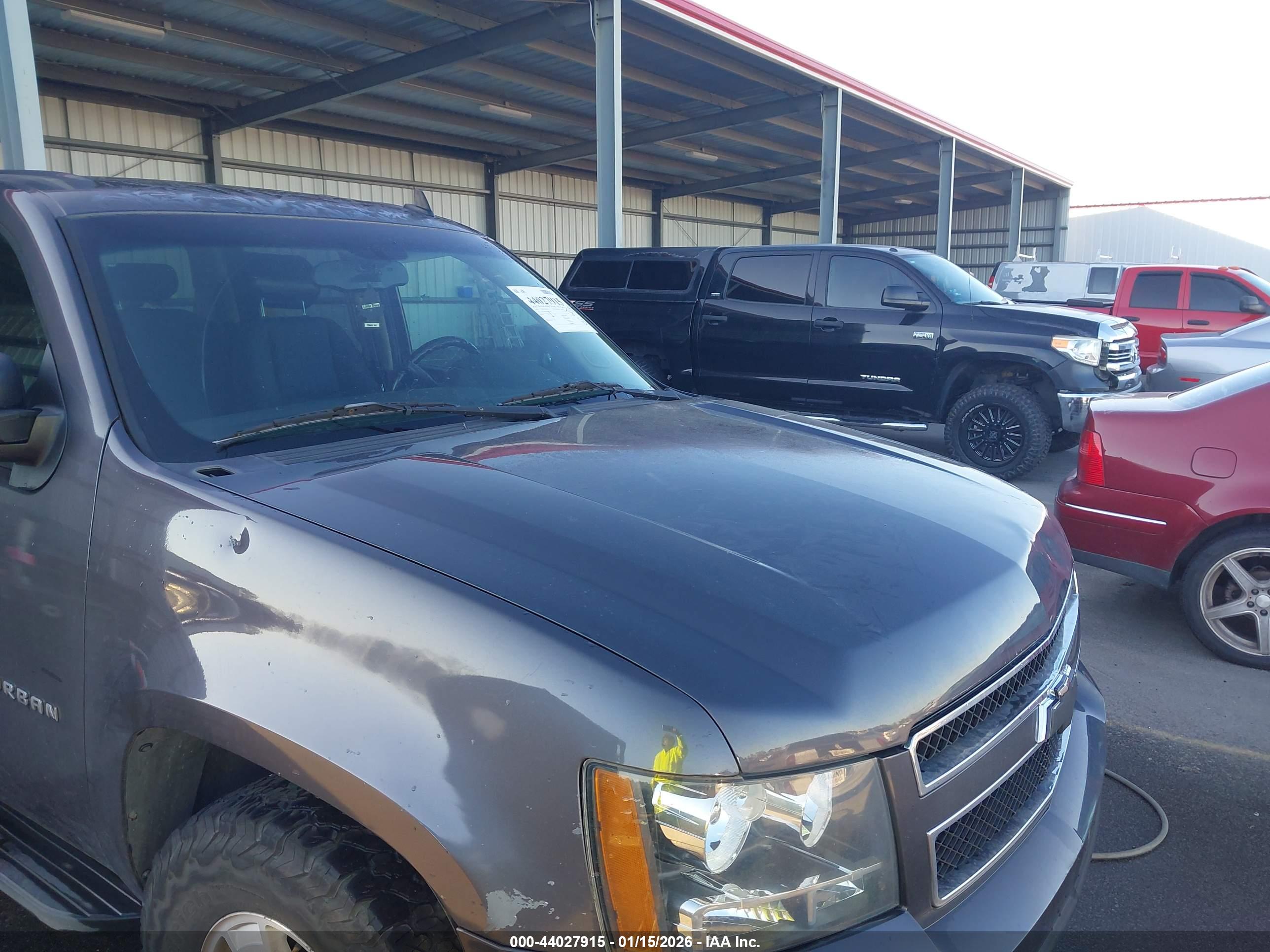CHEVROLET SUBURBAN image 6