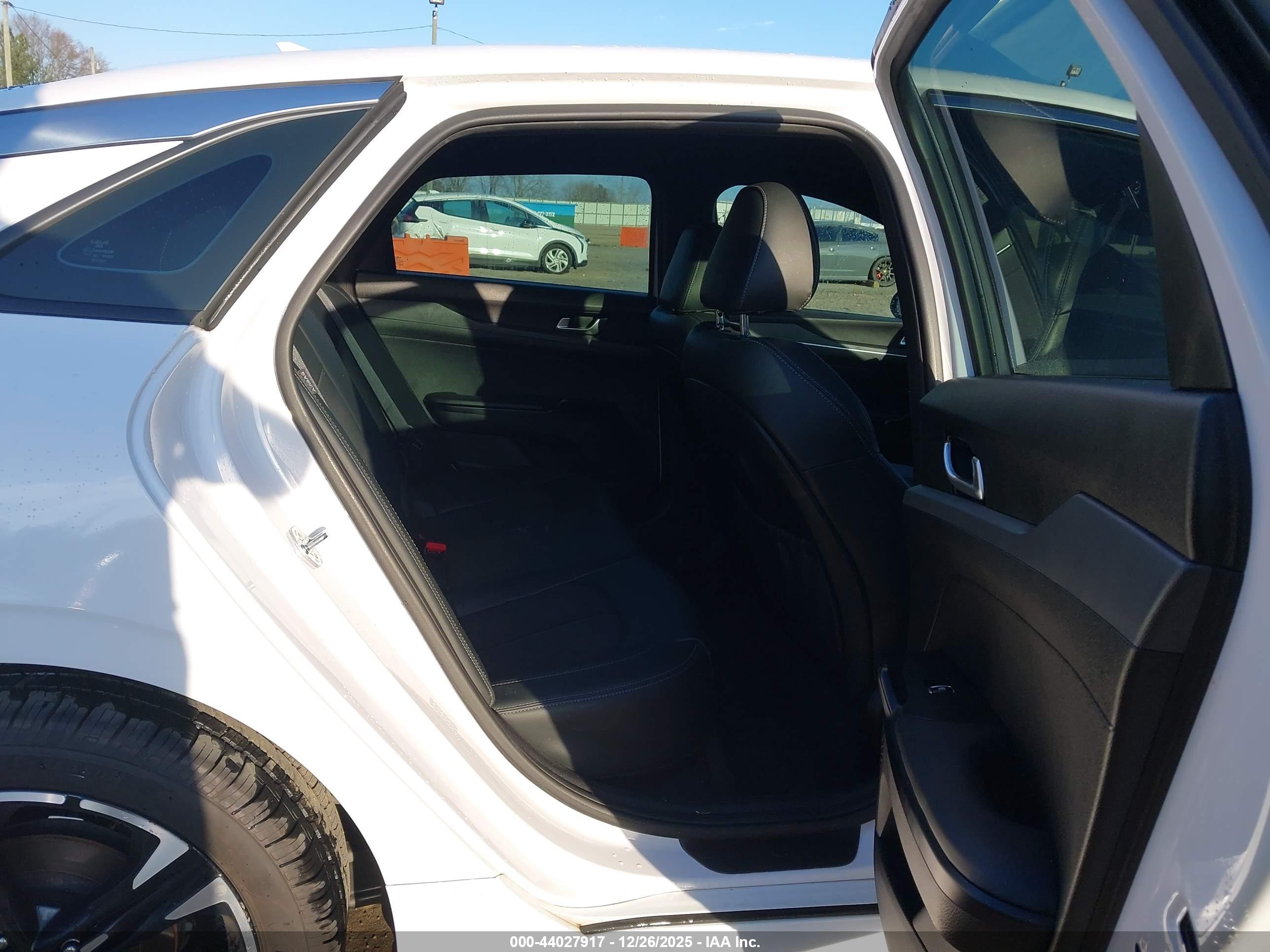 KIA K5 image 8