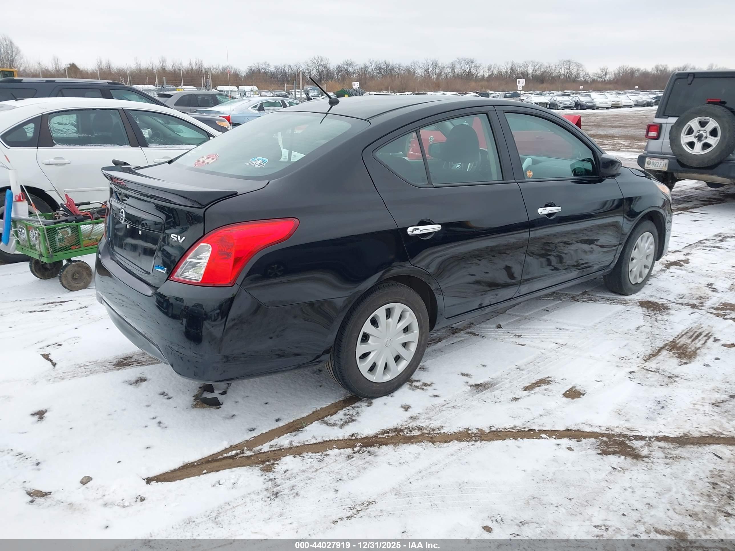 NISSAN VERSA image 4
