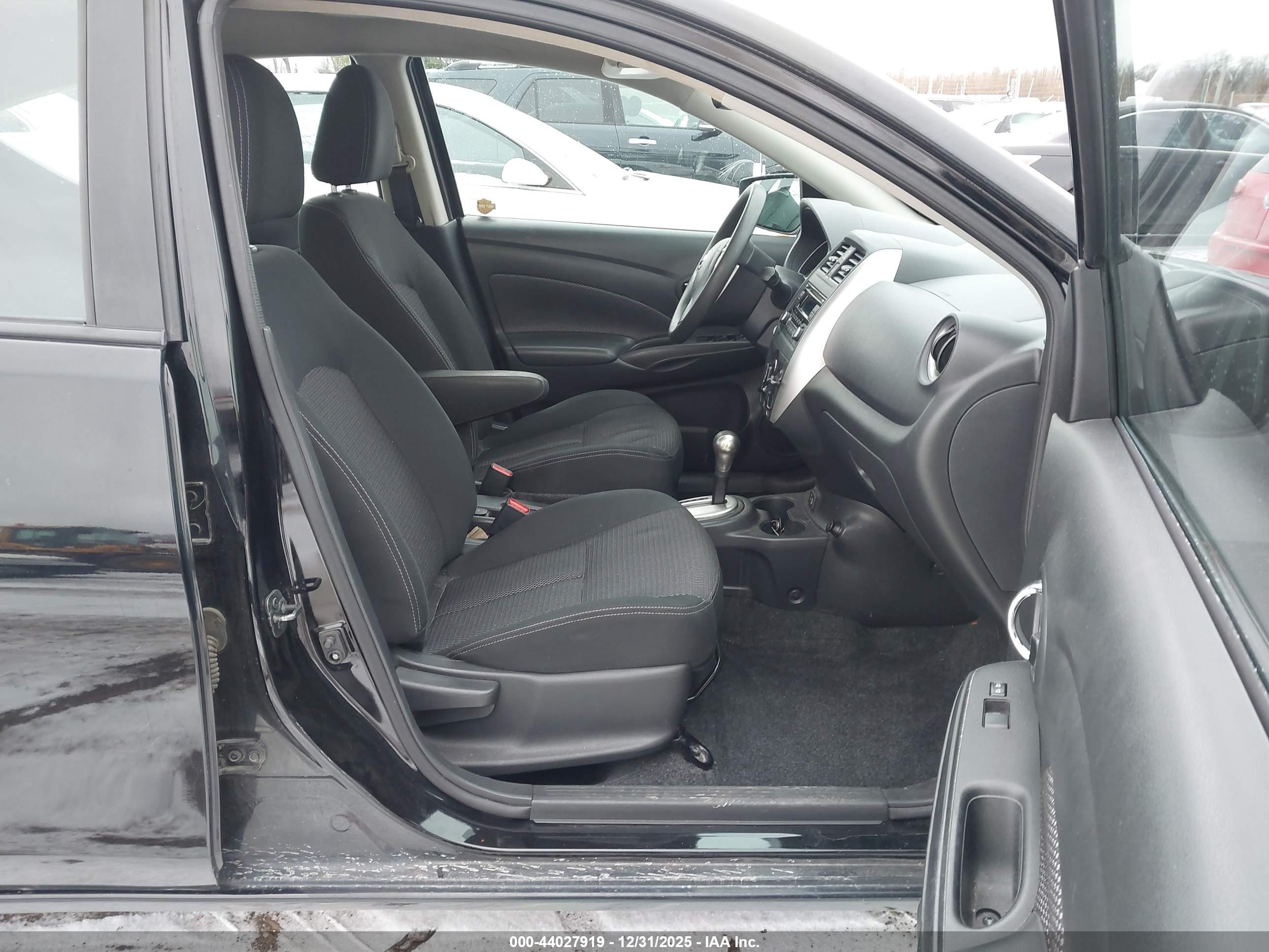 NISSAN VERSA image 5