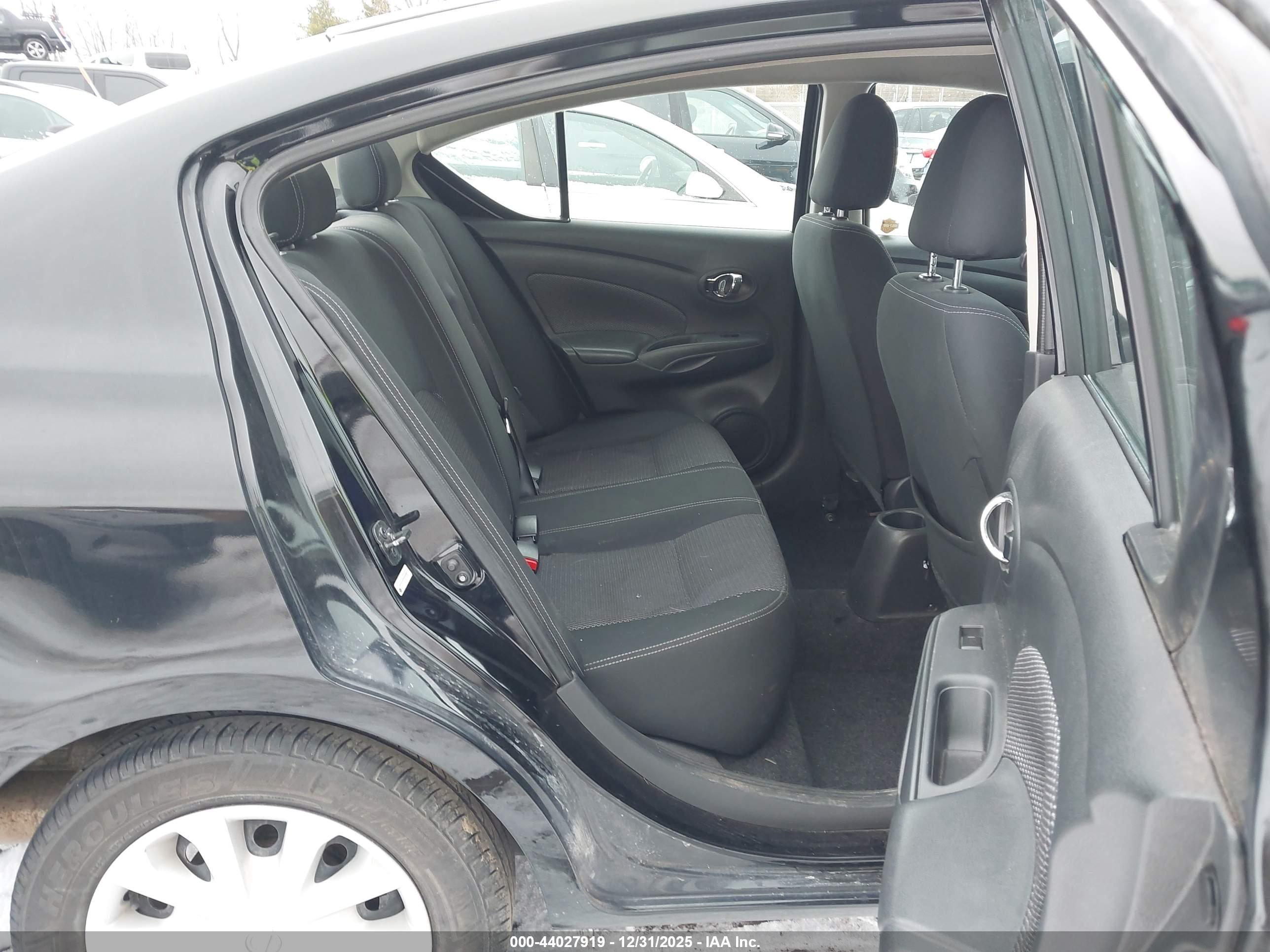 NISSAN VERSA image 8