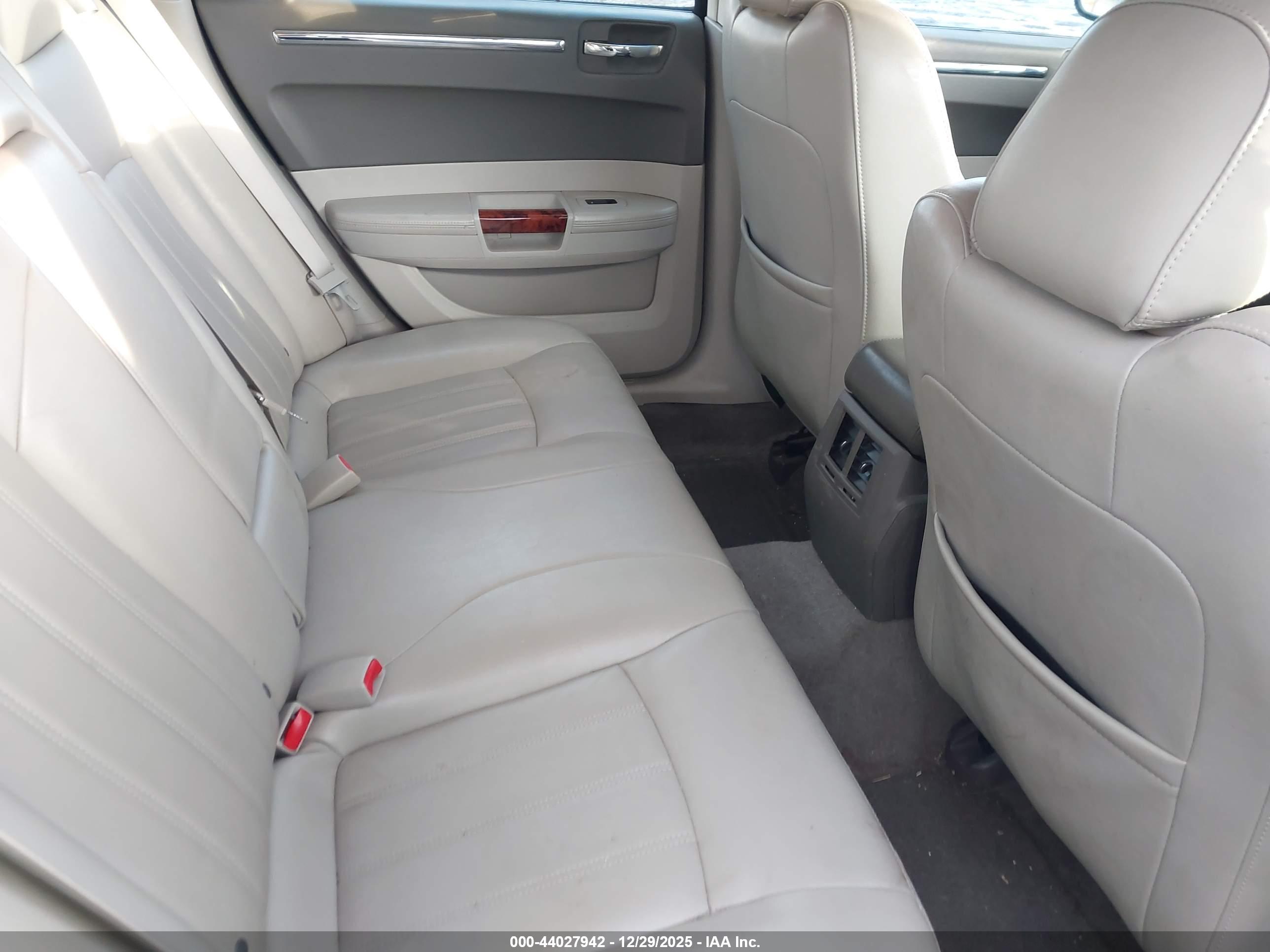 CHRYSLER 300C image 8