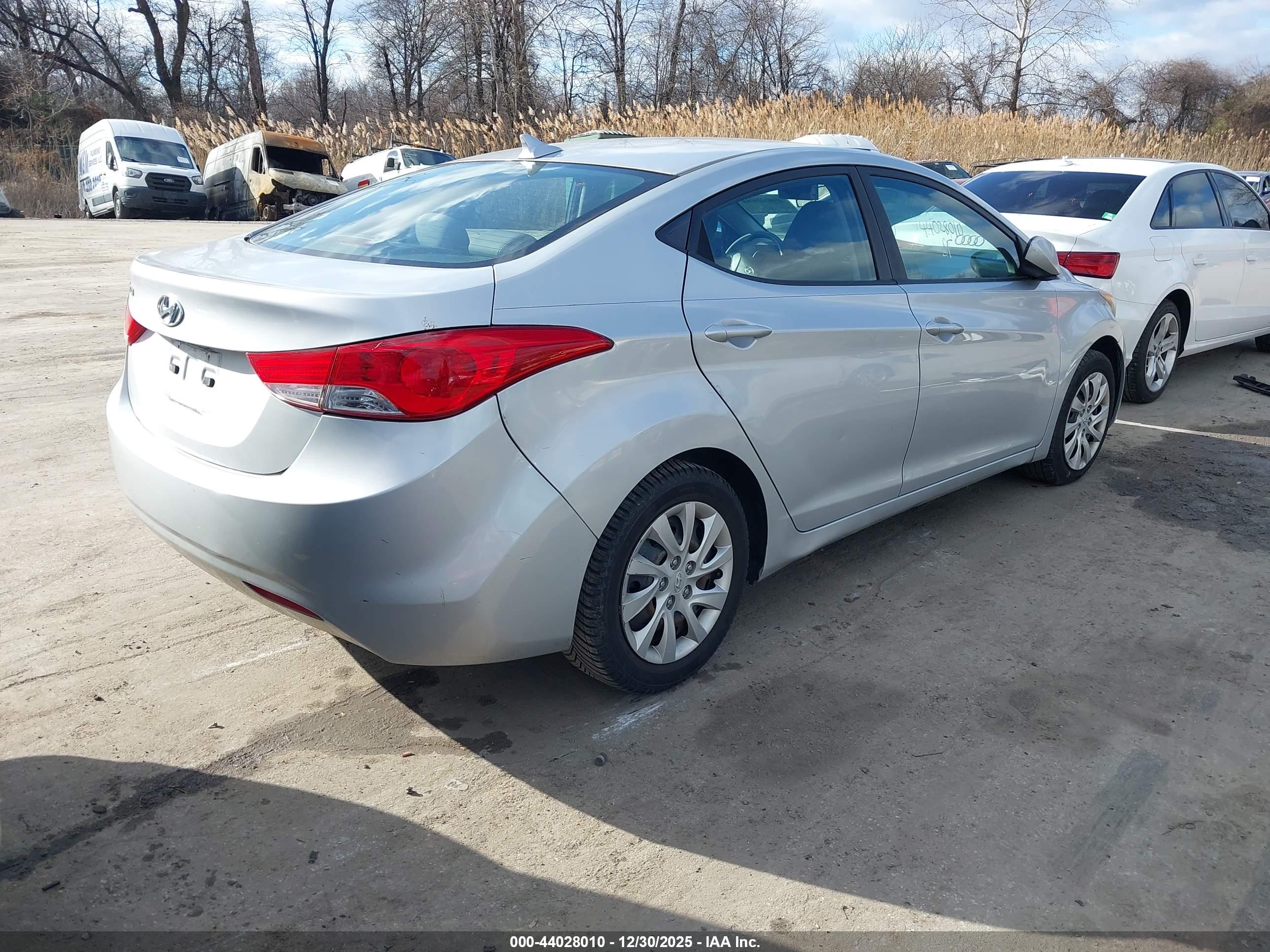 HYUNDAI ELANTRA image 4