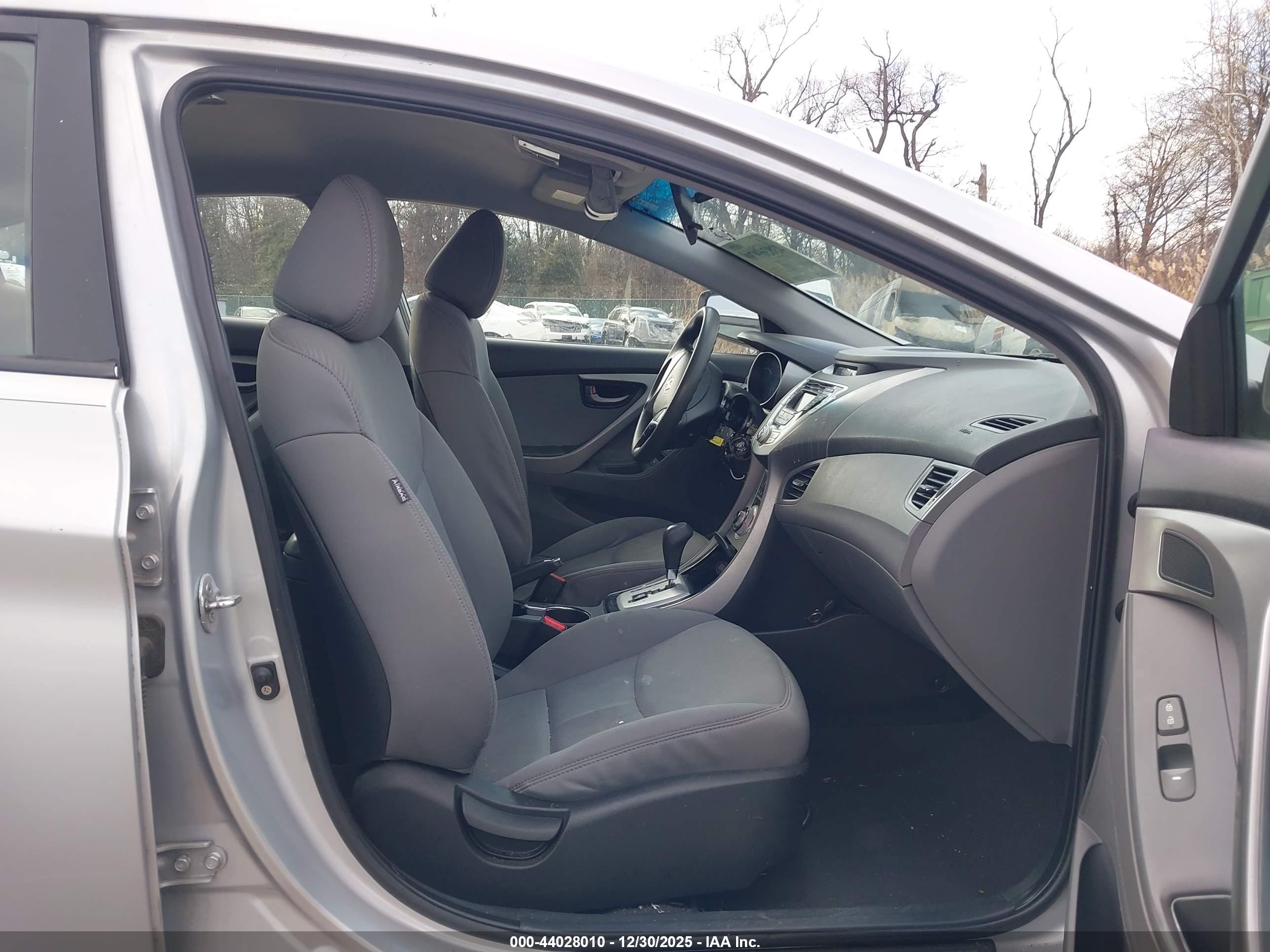 HYUNDAI ELANTRA image 5