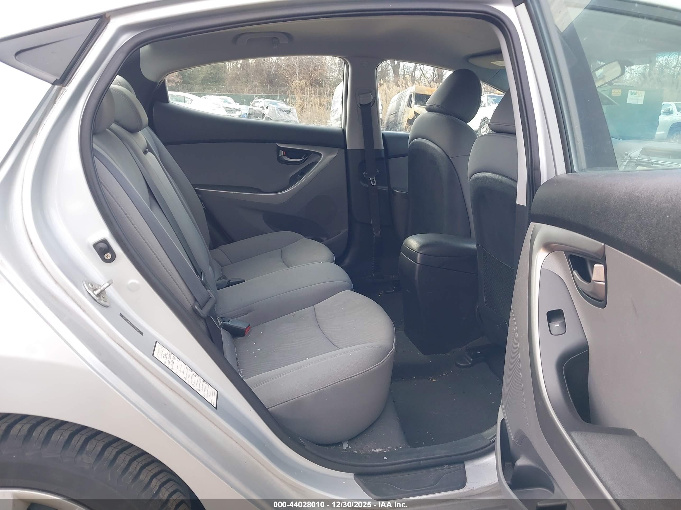 HYUNDAI ELANTRA image 8