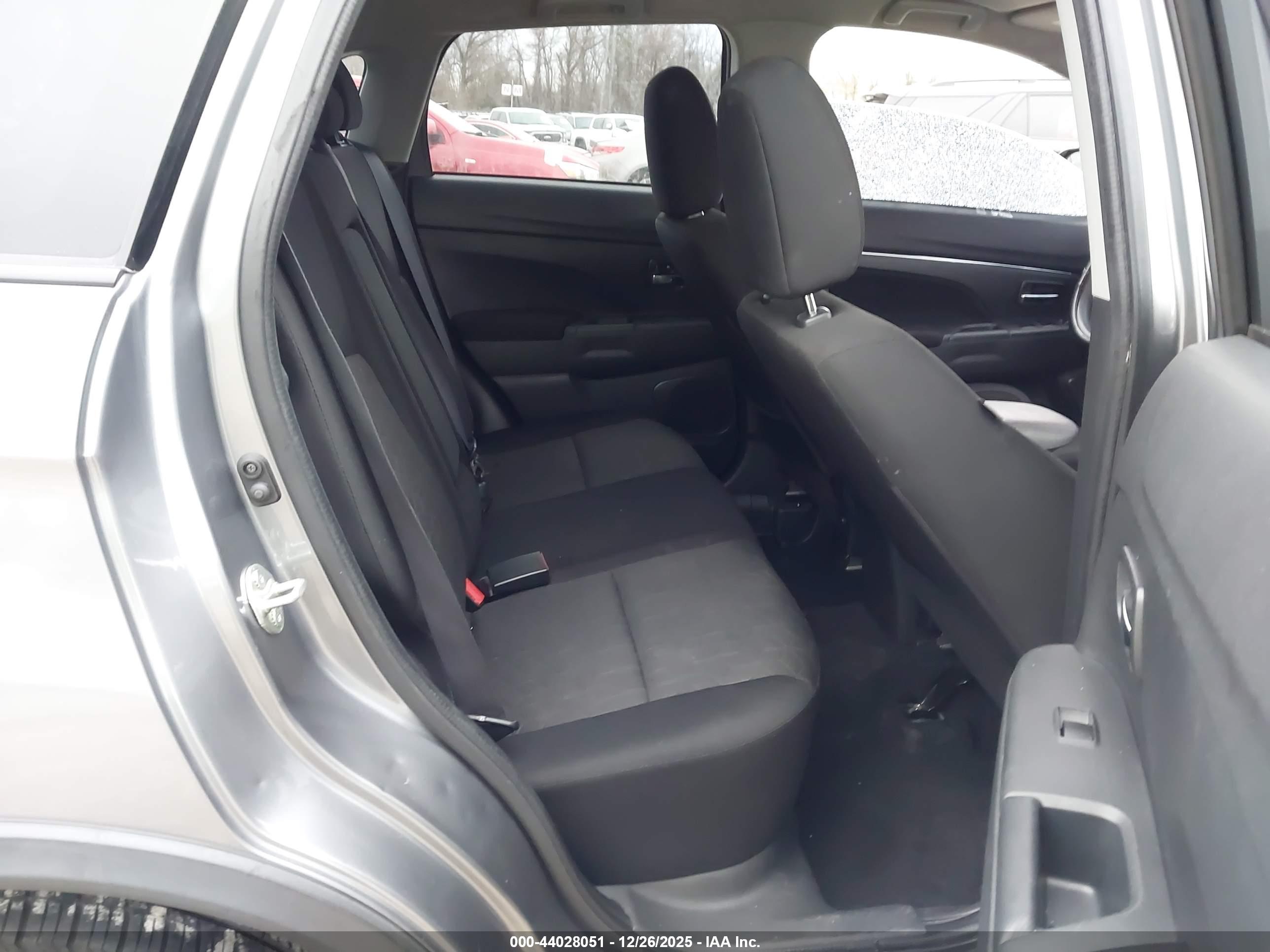 MITSUBISHI OUTLANDER image 8