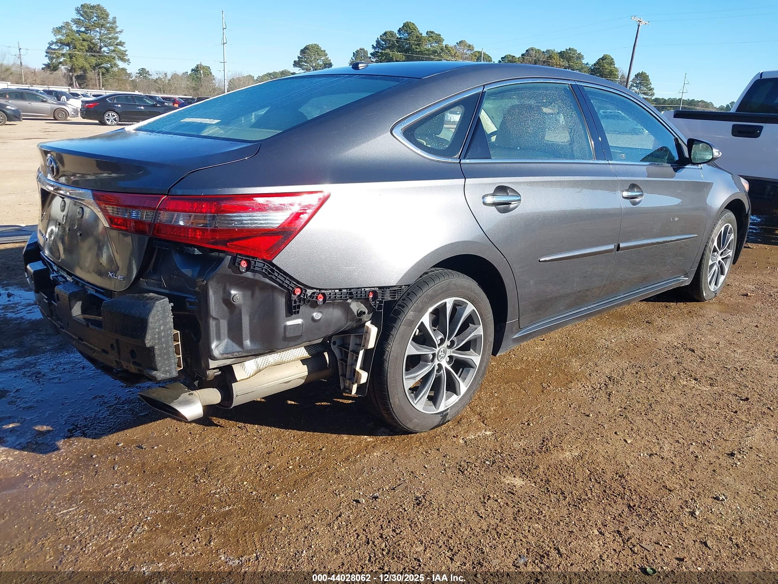 TOYOTA AVALON image 4